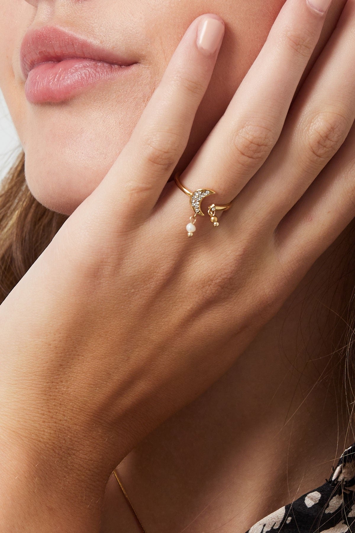 Maan met steentjes ring goud