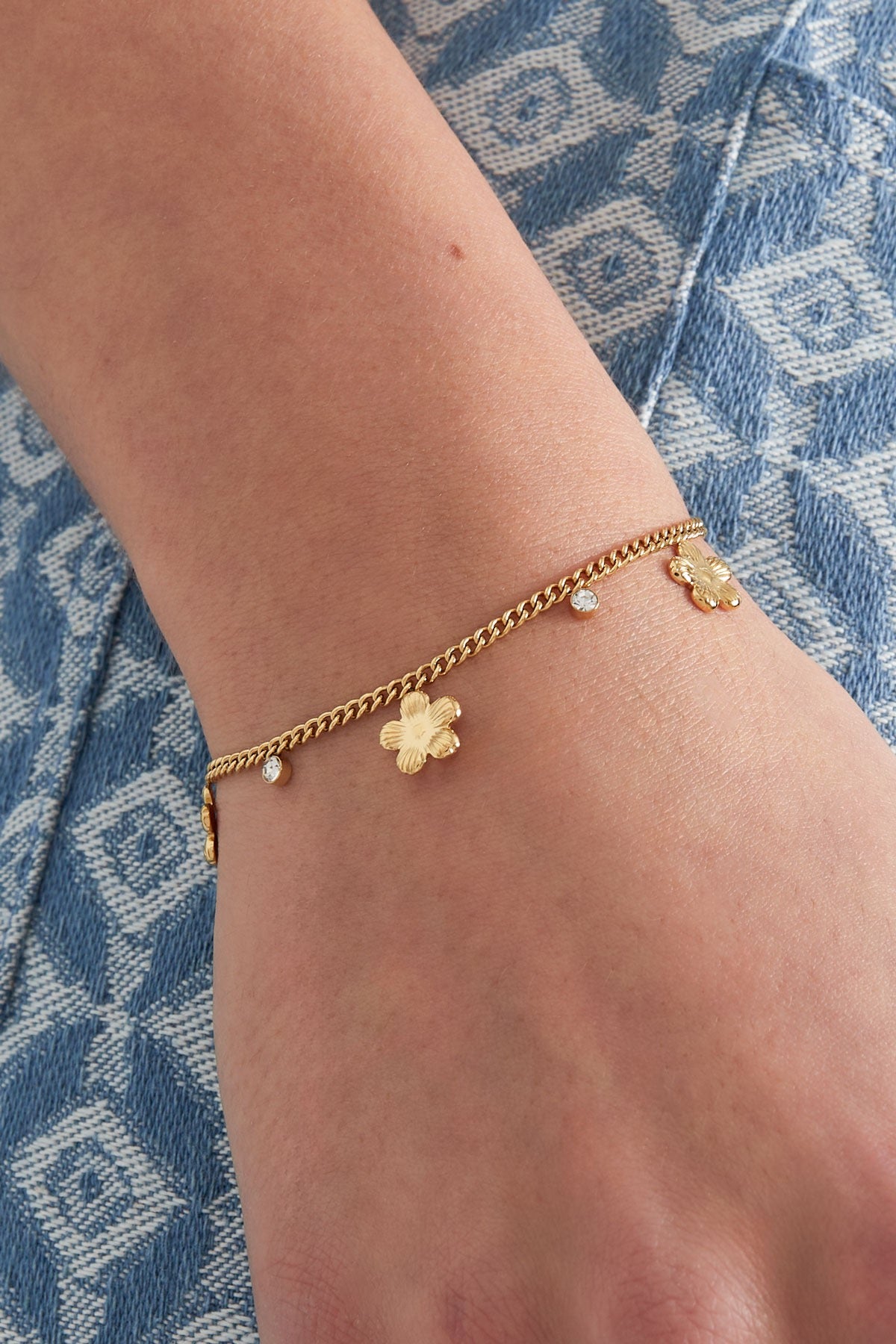 Gleaming flower armband goud