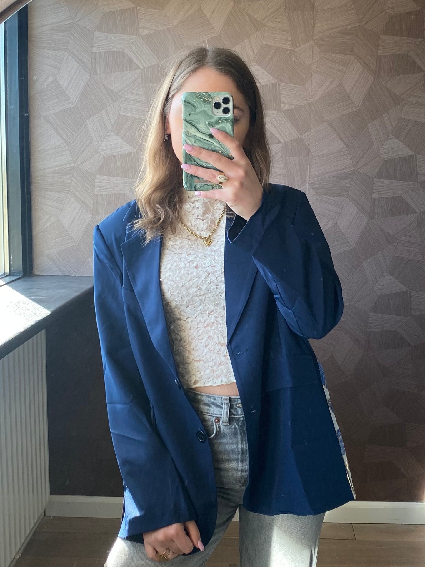 Blauwe blazer met jacquard achterkant en split – opvallende eyecatcher in de rug.