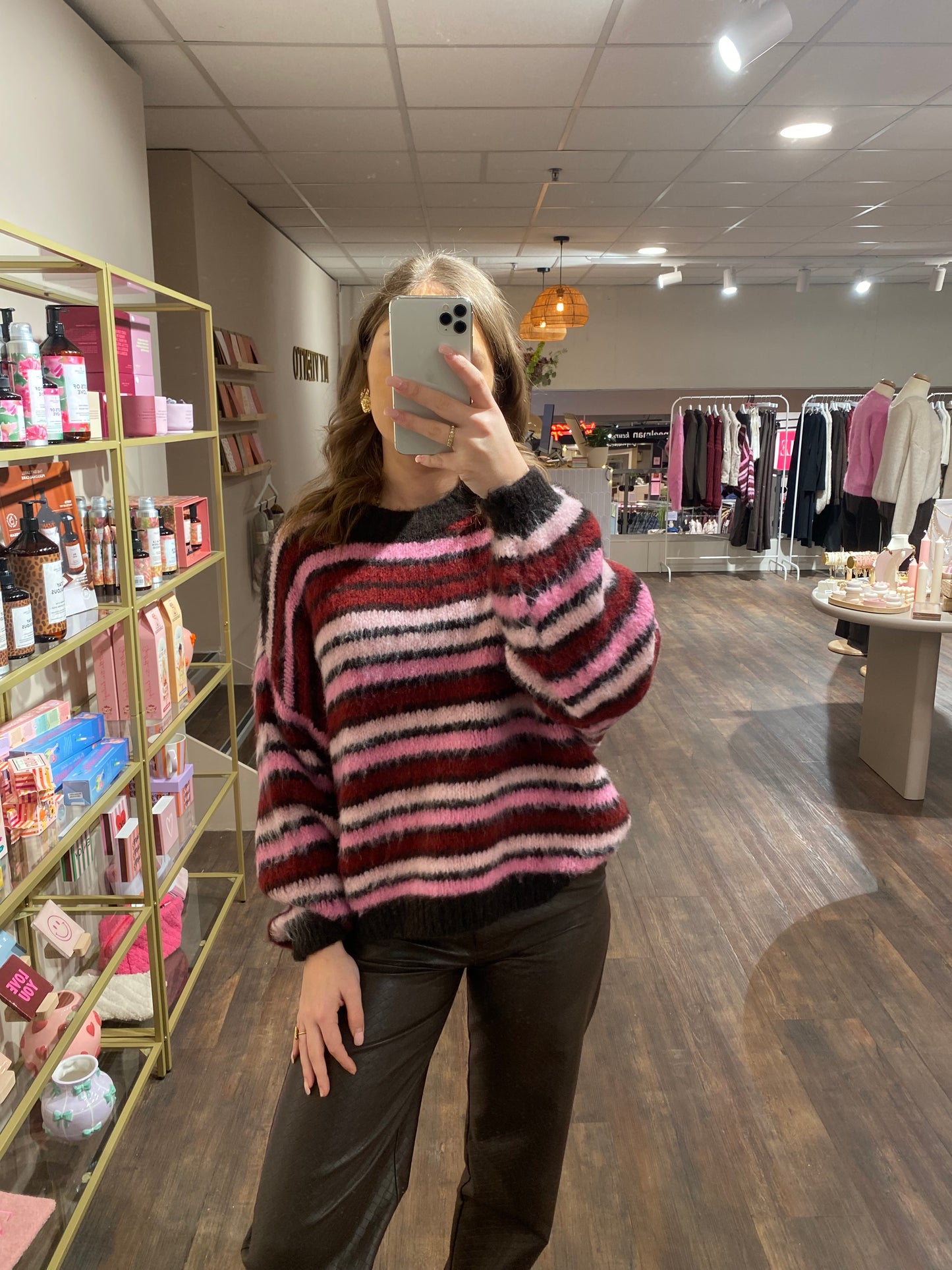 Bruin roze gestreepte knit met comfortabele pasvorm.