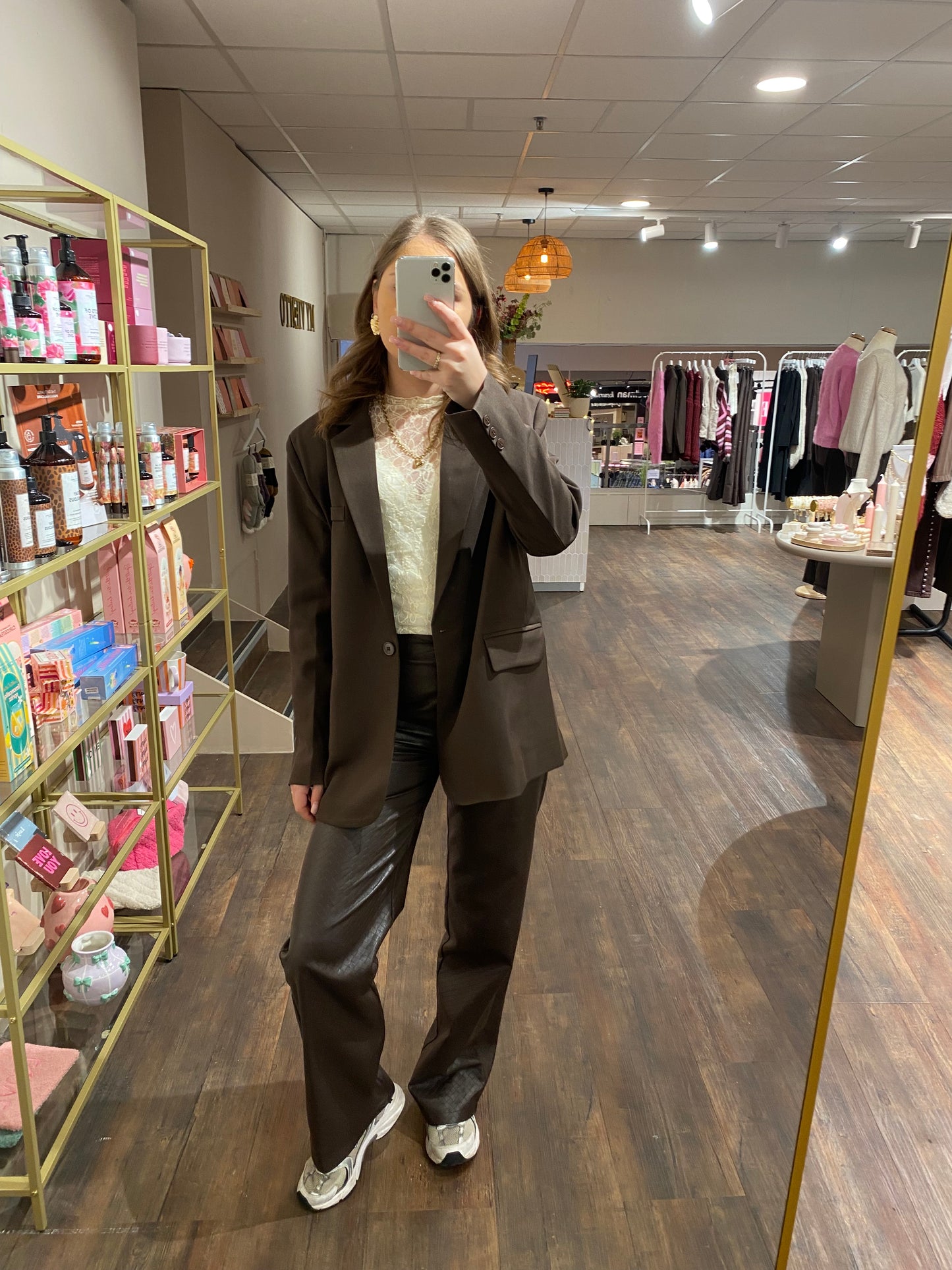 Klassieke bruine blazer met schoudervulling voor een mooie pasvorm.