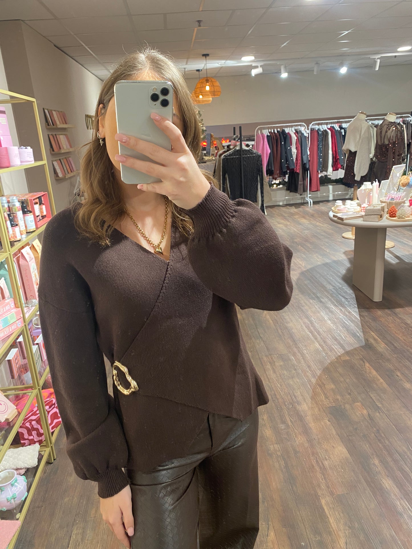 Stijlvolle dames trui in bruin met wikkel en buckle detail.