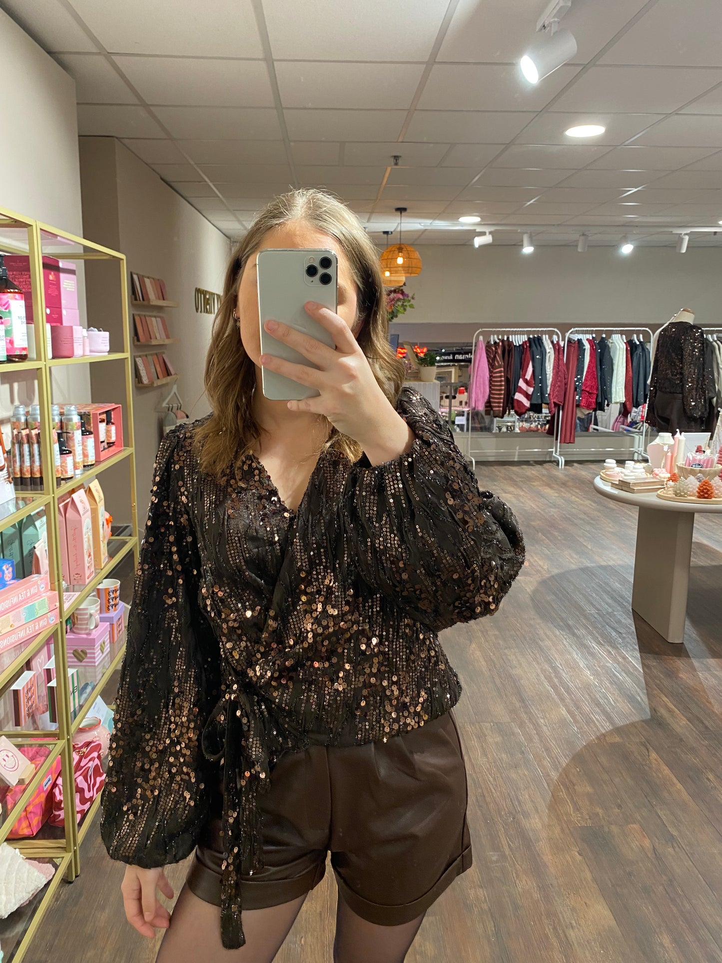 Glitterende bruine overslag top met V-hals, chique en feestelijk.