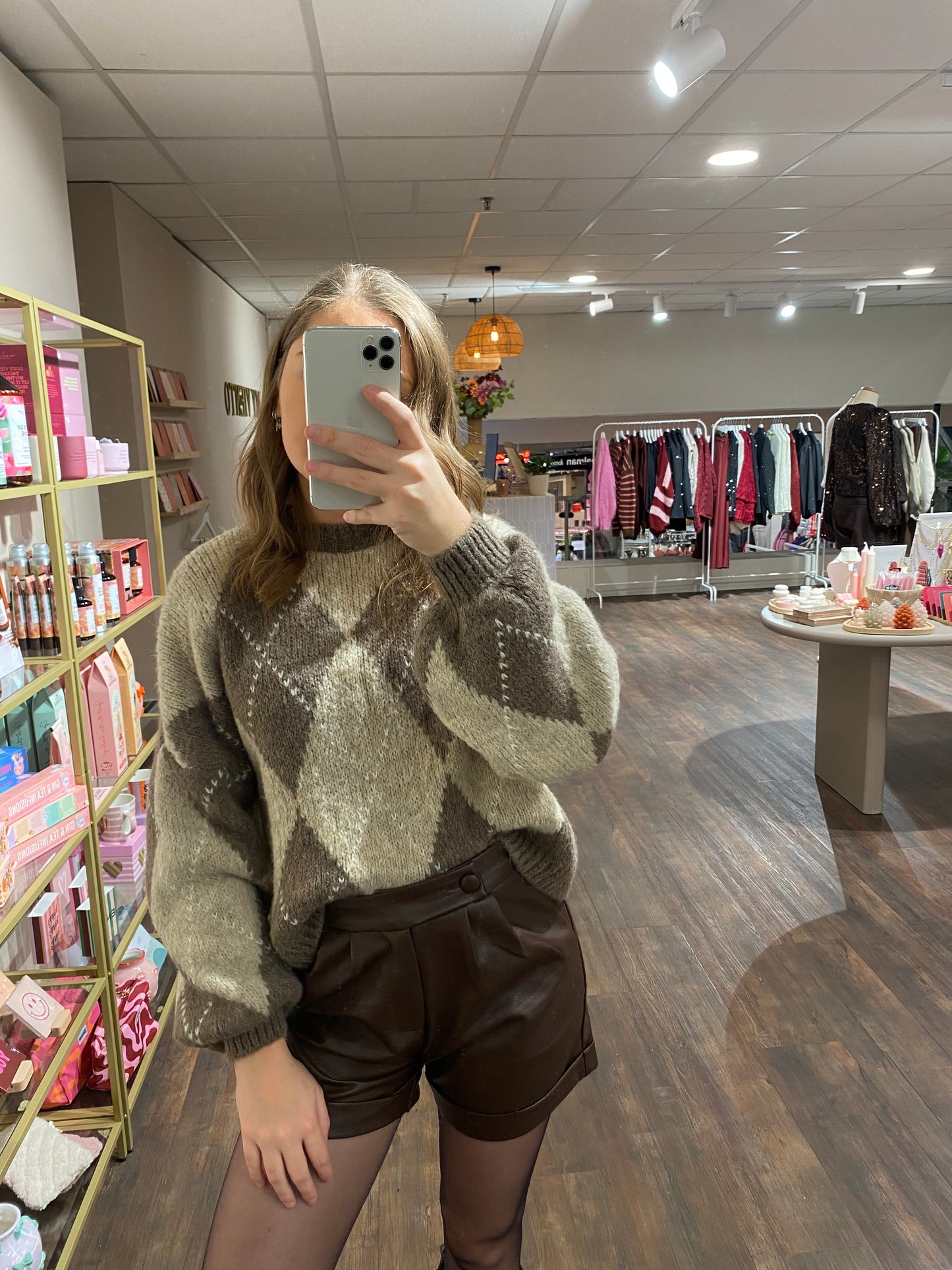 Zachte beige bruine knit met ruiten, modieuze najaarstrui.