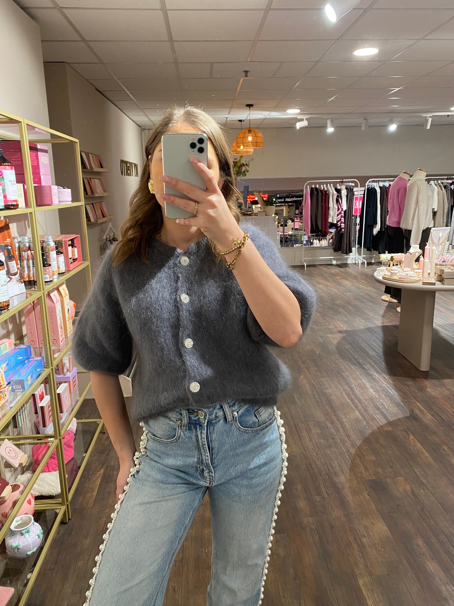 Dames mohair vestje met chique diamanten knopen.