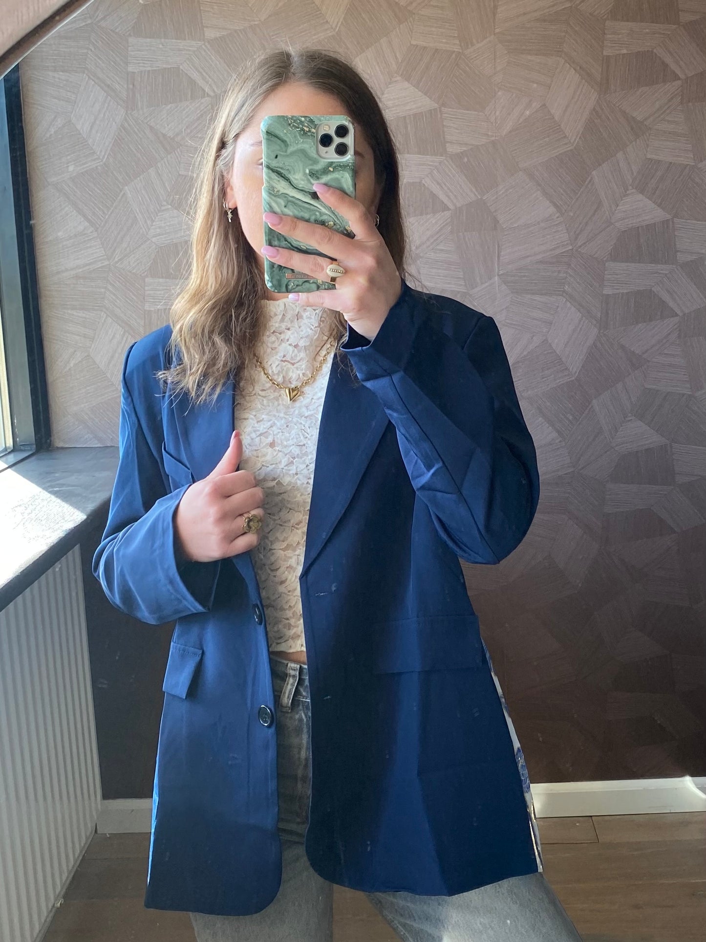 Donkerblauwe blazer met moderne fit en split achteraan – stijlvol en vrouwelijk design.