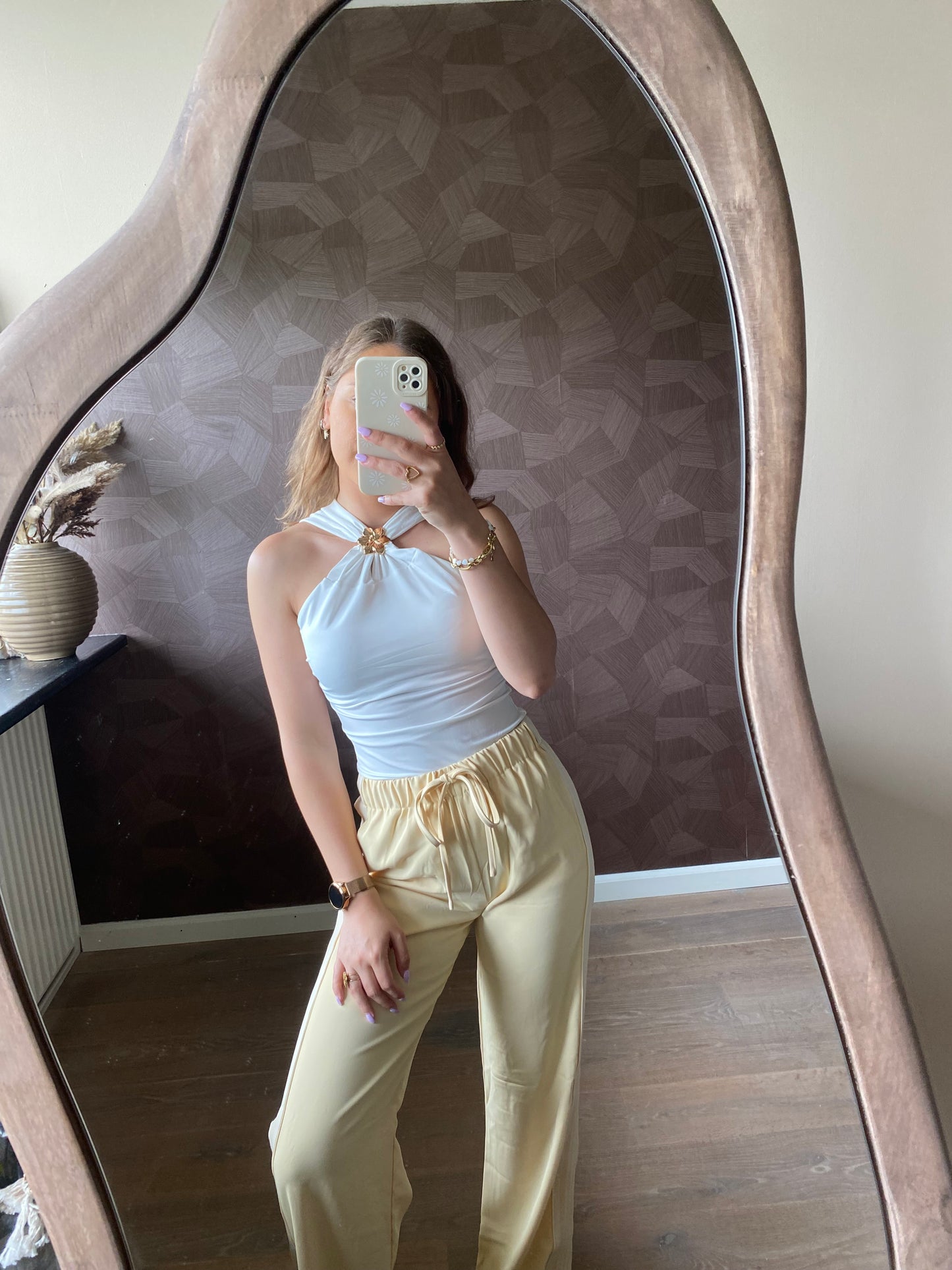 Yinthe - witte halter top met gouden bloem