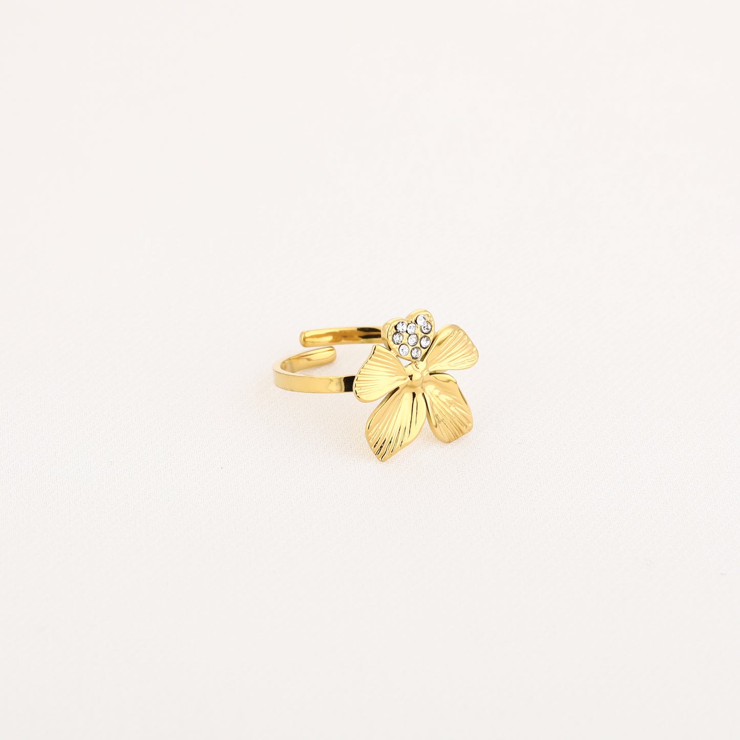 Bloem met steentjes ring goud