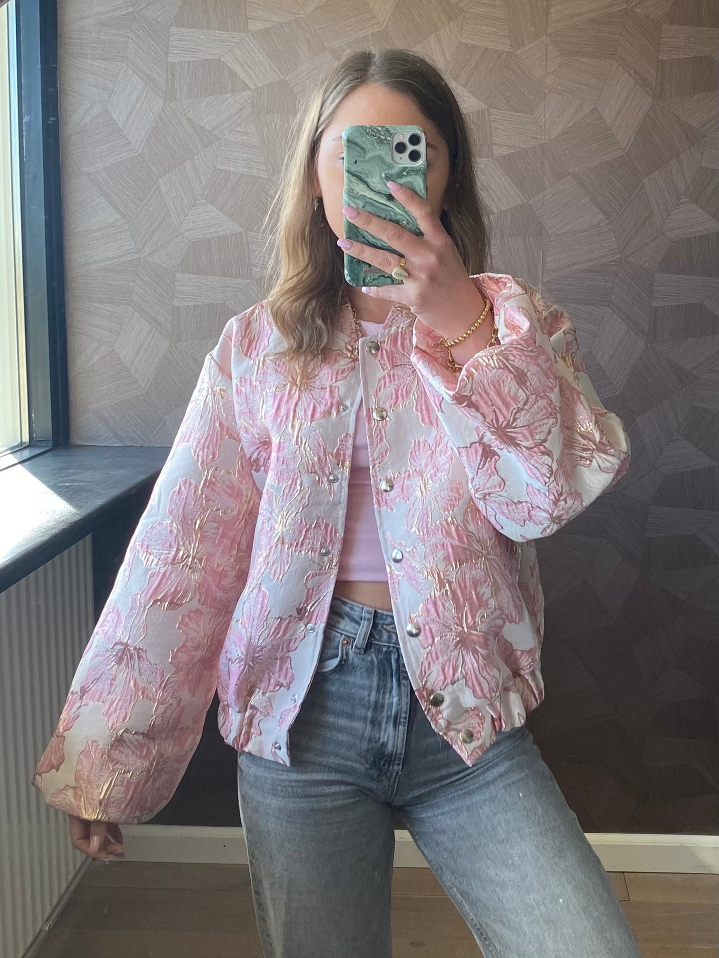 Jacquard stof met roze bloemenprint en gouden accenten – luxe, unieke look.