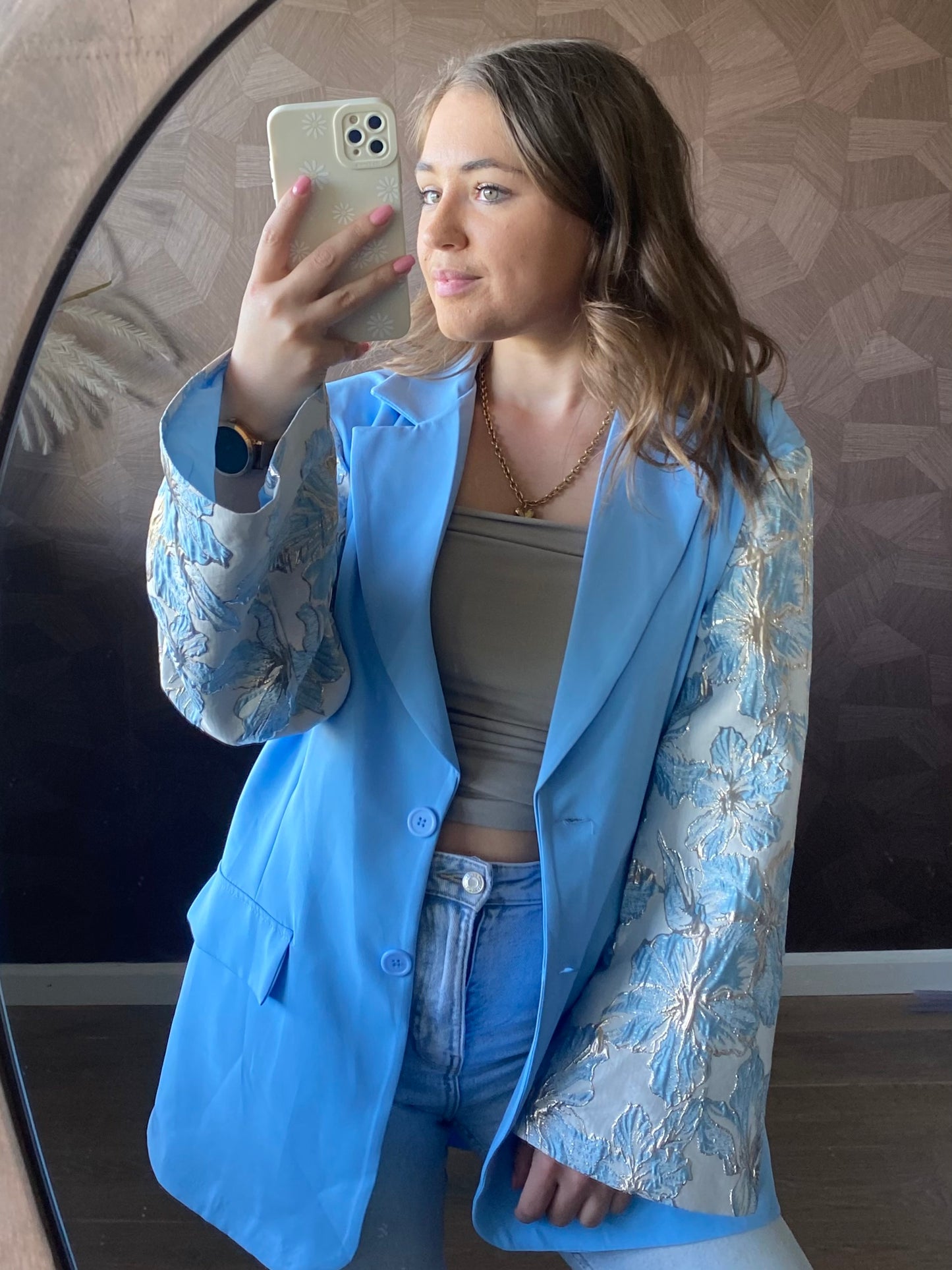 Lichtblauwe blazer met jacquard mouwen met gouden details
