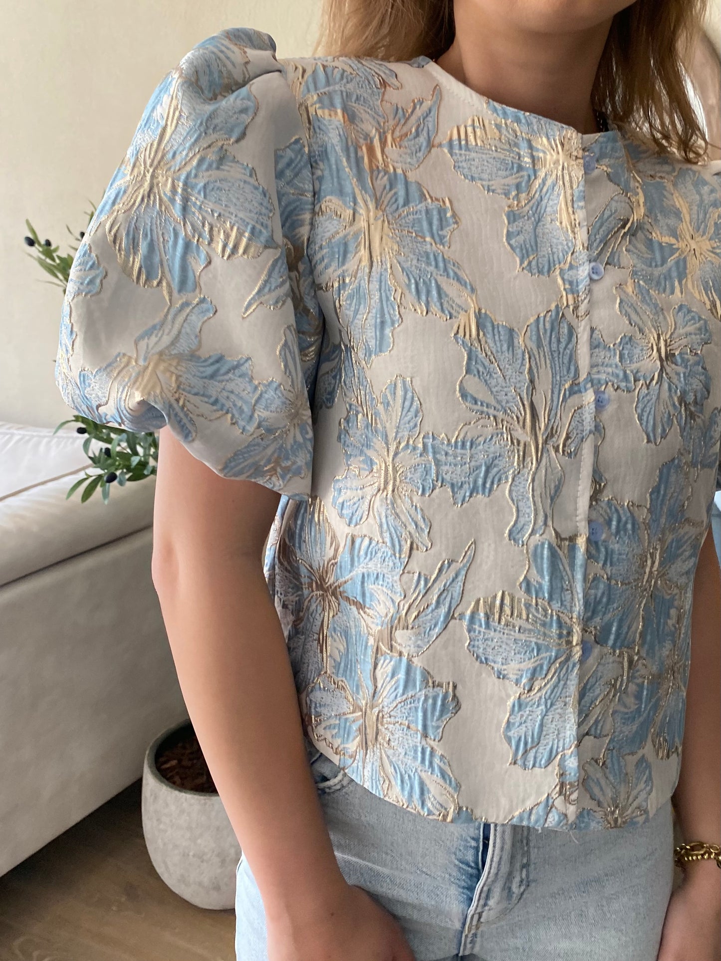 Jacquard top in lichtblauw – rijke stof met subtiel patroon.