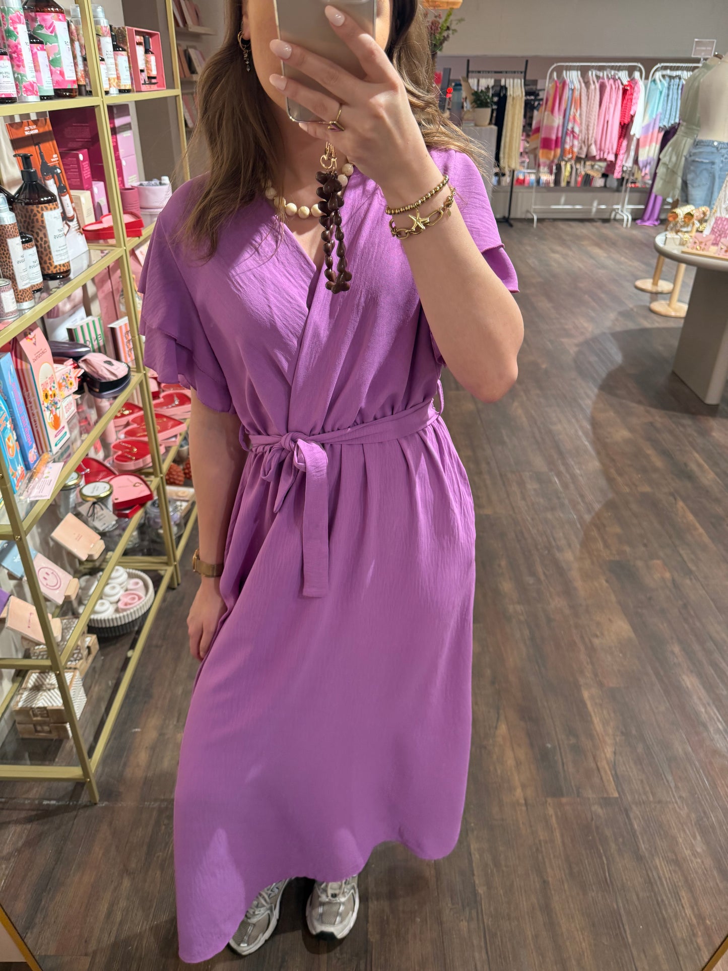 Lila zomerjurk perfect voor bruiloften en feestjes.
