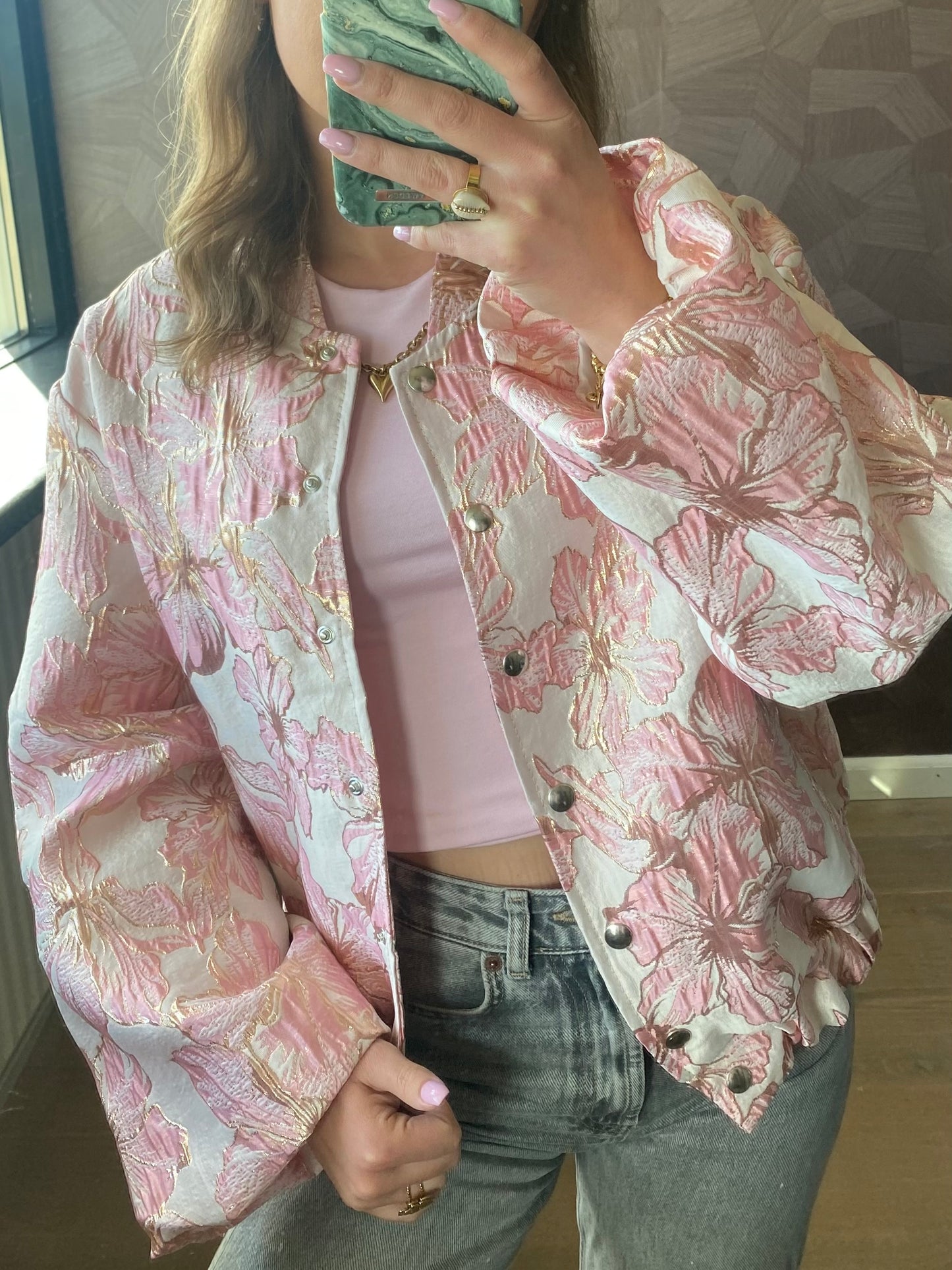 Oversized roze bloemen bomber – vrouwelijke pasvorm met rijke jacquard textuur.