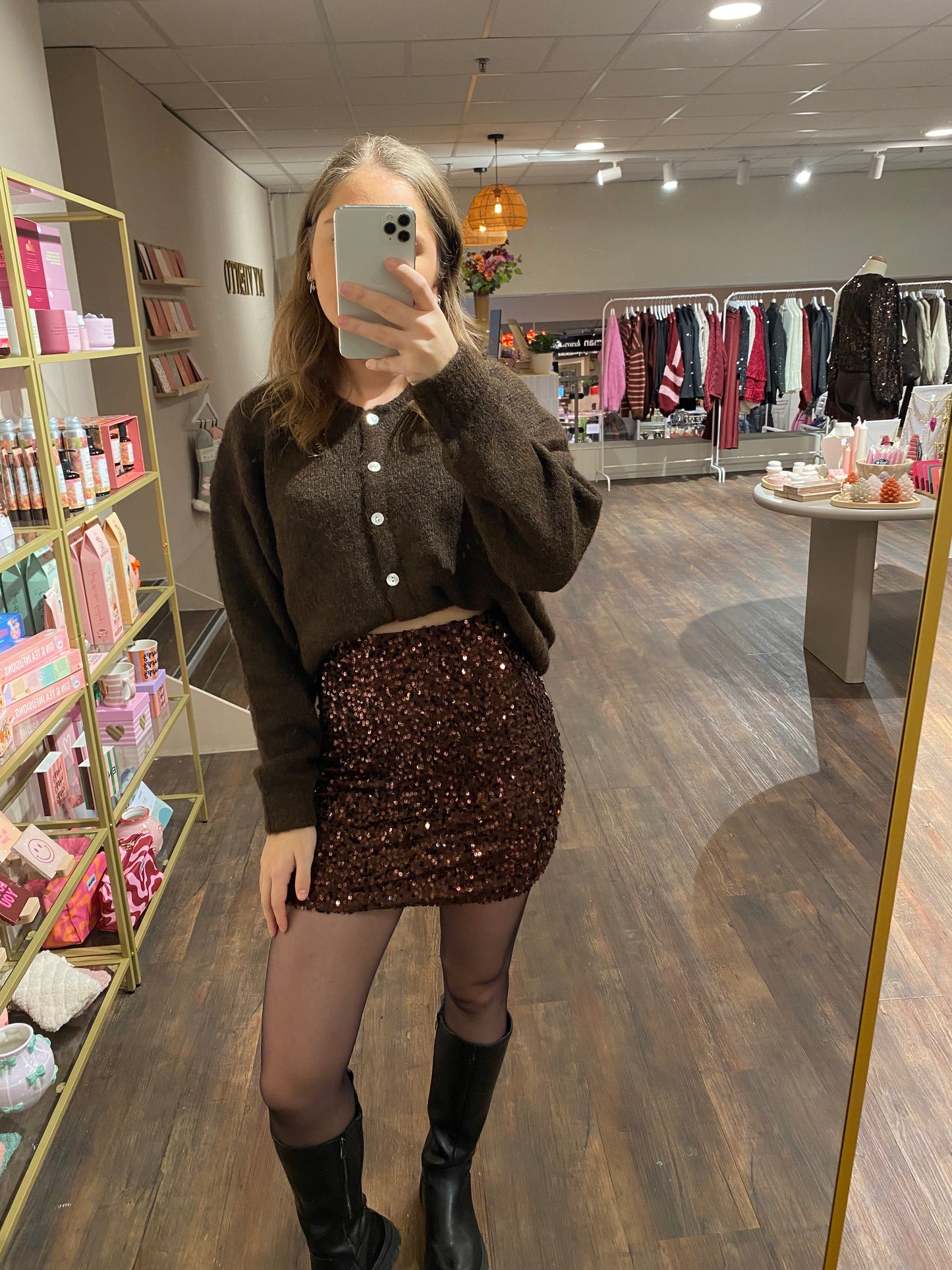 Dames rokje in bruin met all-over pailletten, ideaal voor feestdagen.