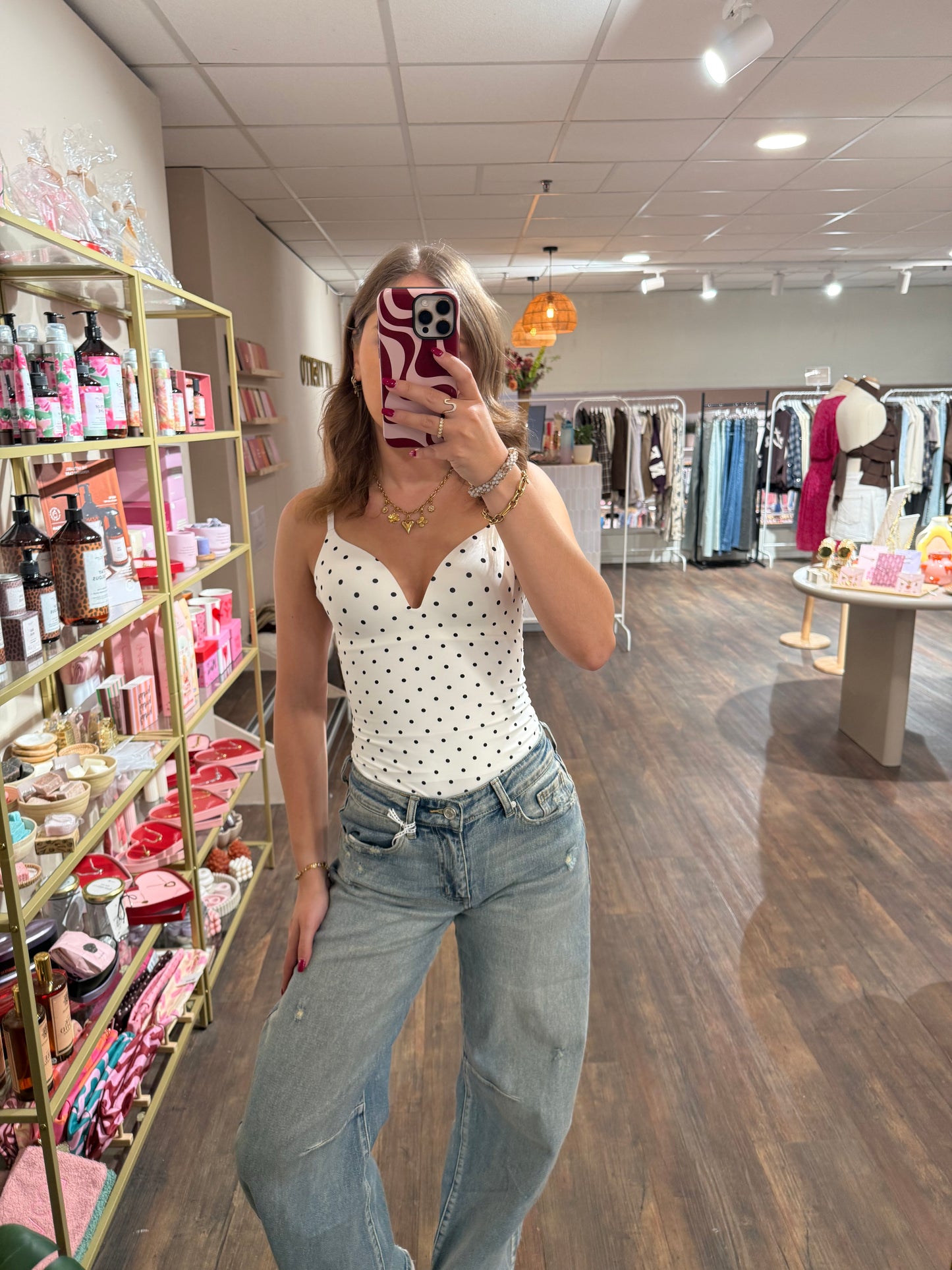 Shapewear body met polkadot print onder een blazer