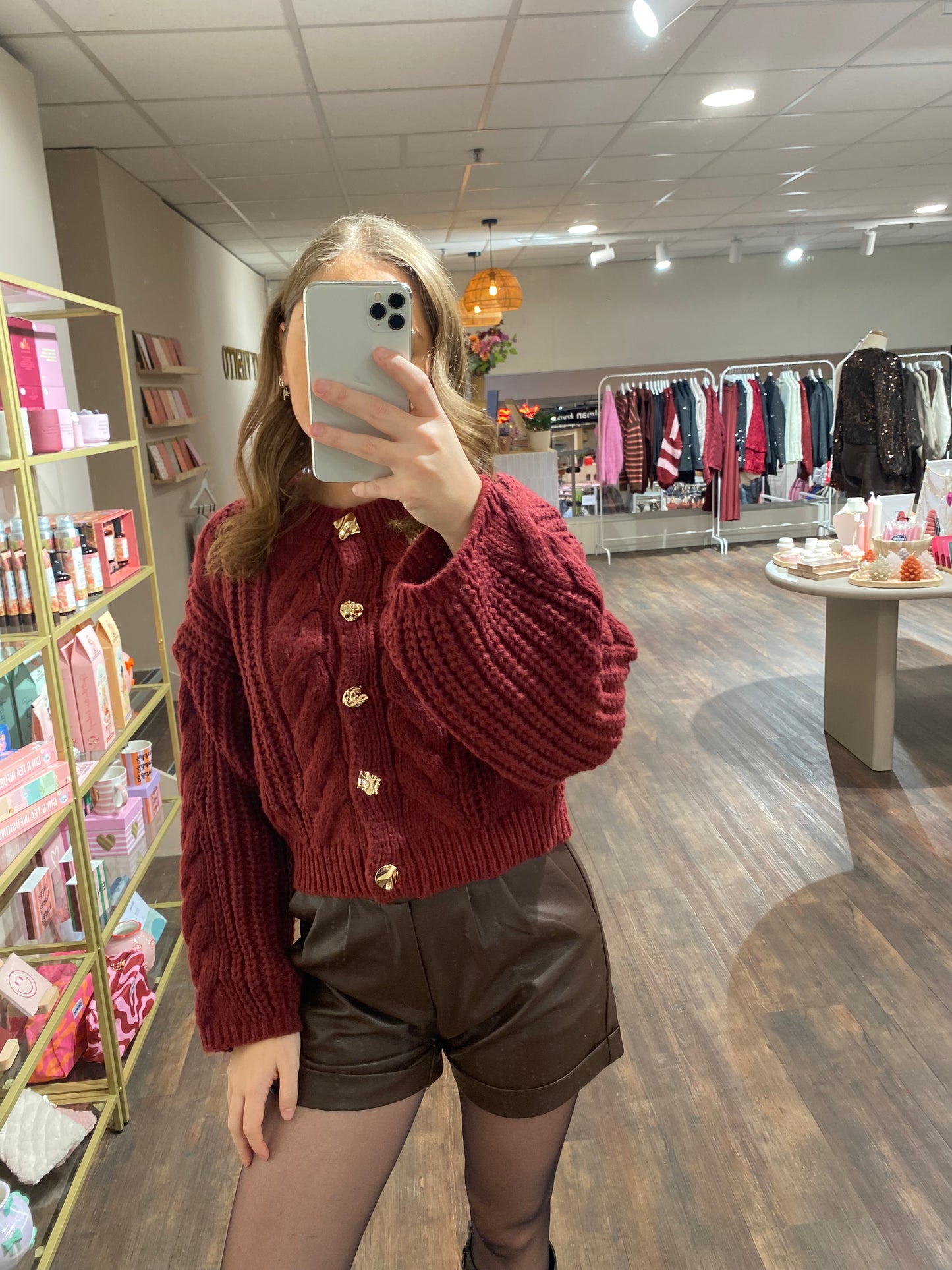 Dames kabel knit vest in bordeaux rood met chique gouden knopen.