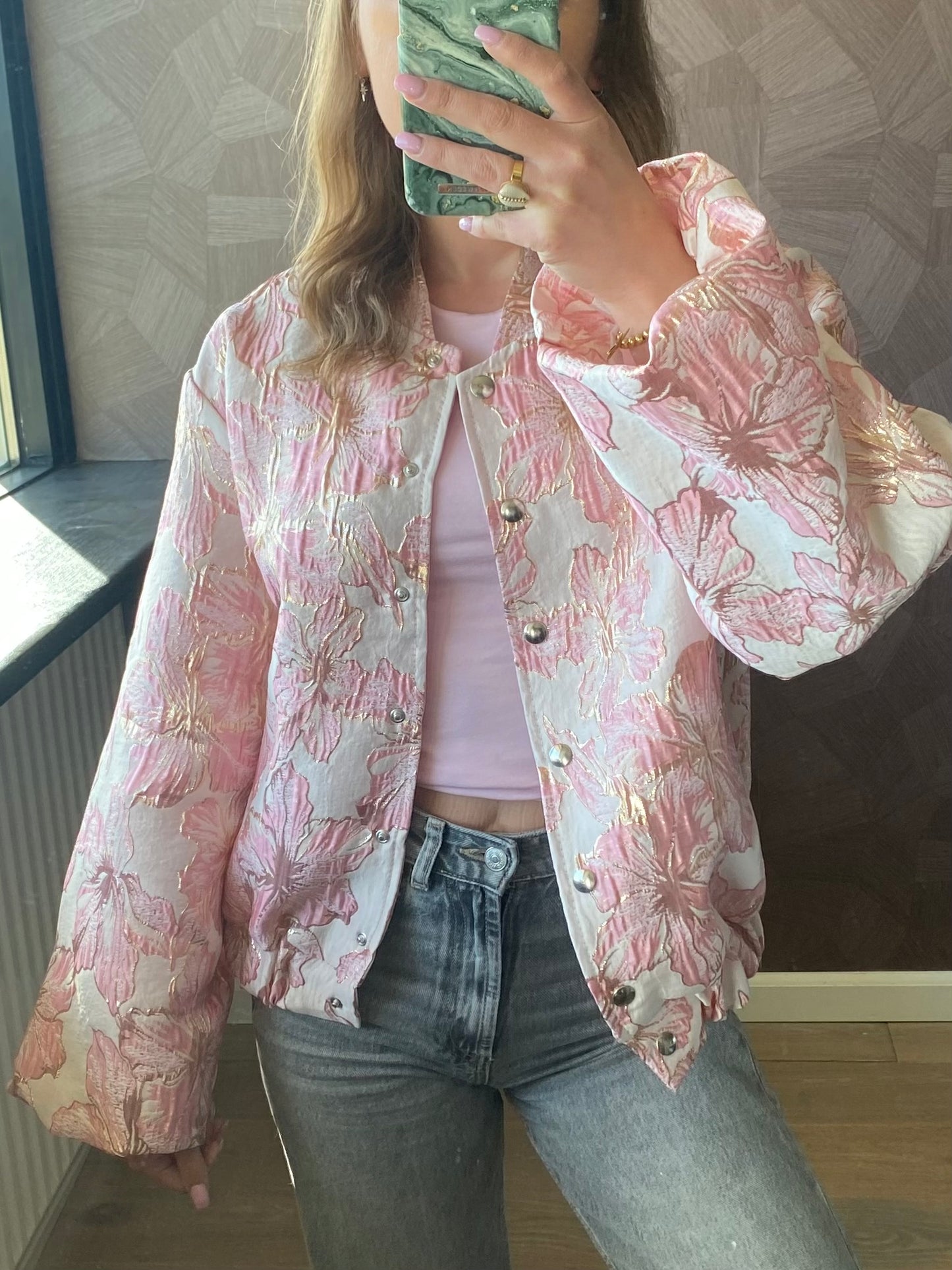 Roze bomberjack met gouden details – oversized fit met stijlvolle flair.