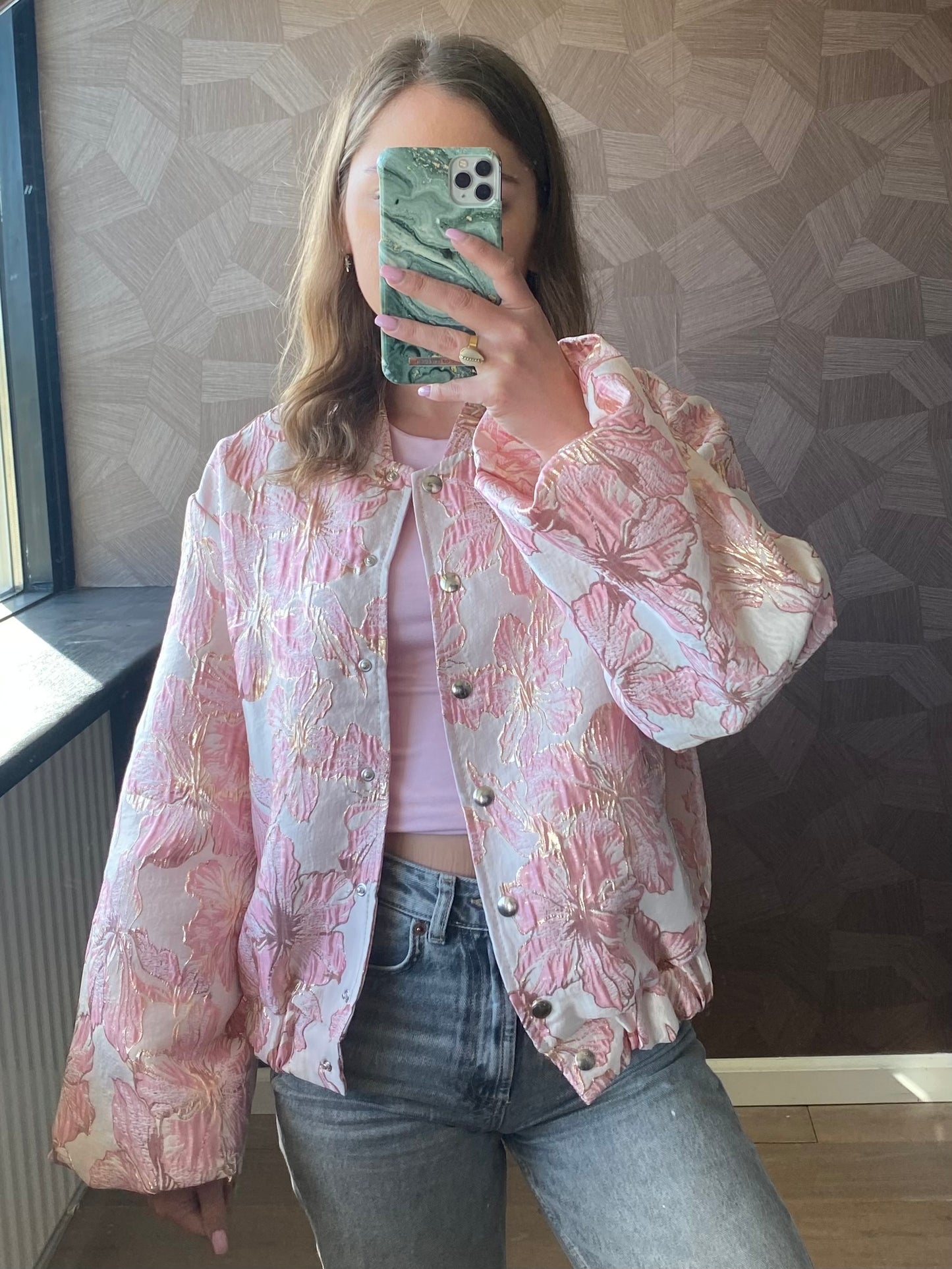 Roze jacquard bomber met bloemenprint en gouden details – elegant en opvallend.