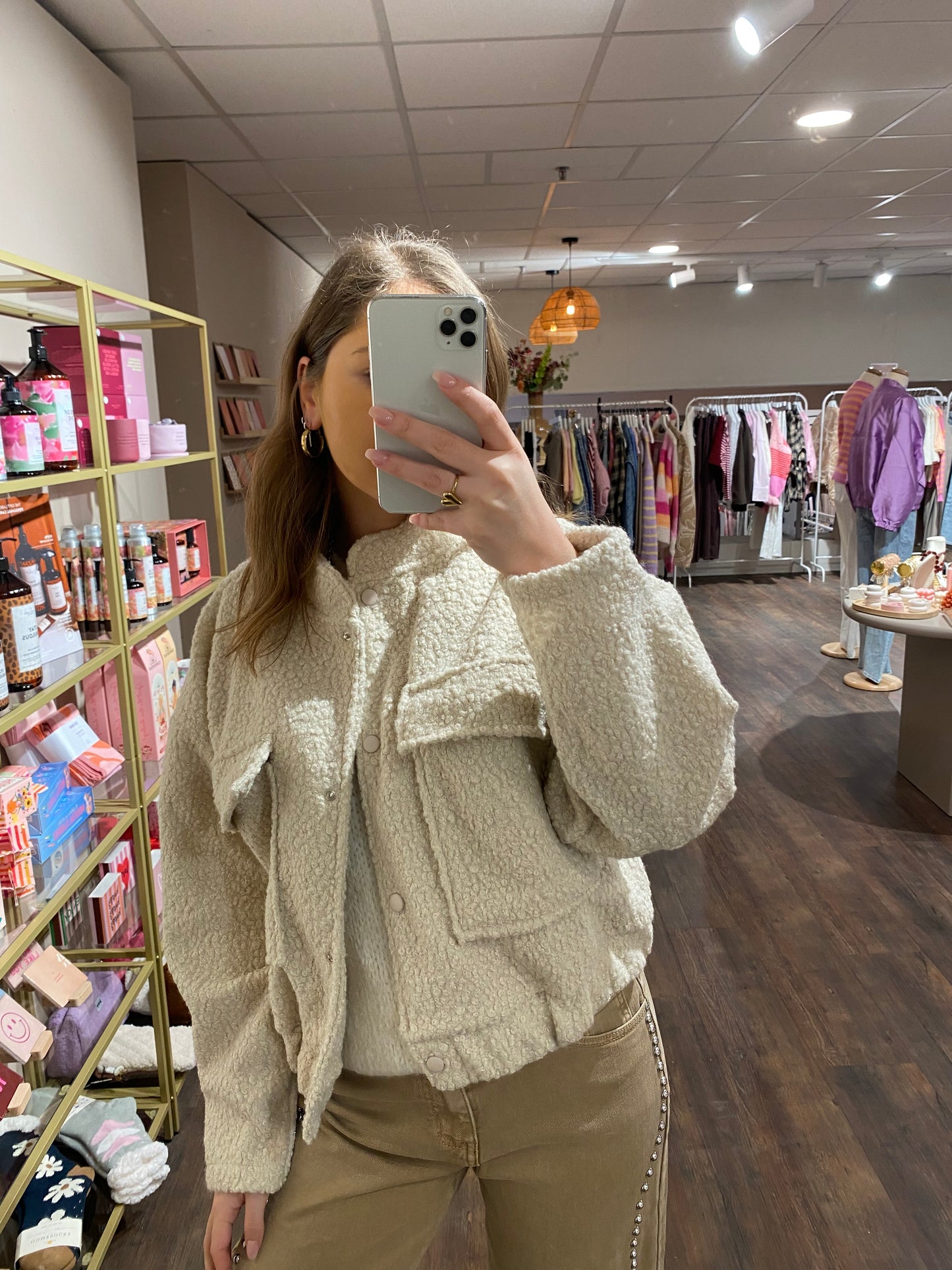 Modieus teddyjasje voor dames in neutrale beige tint.