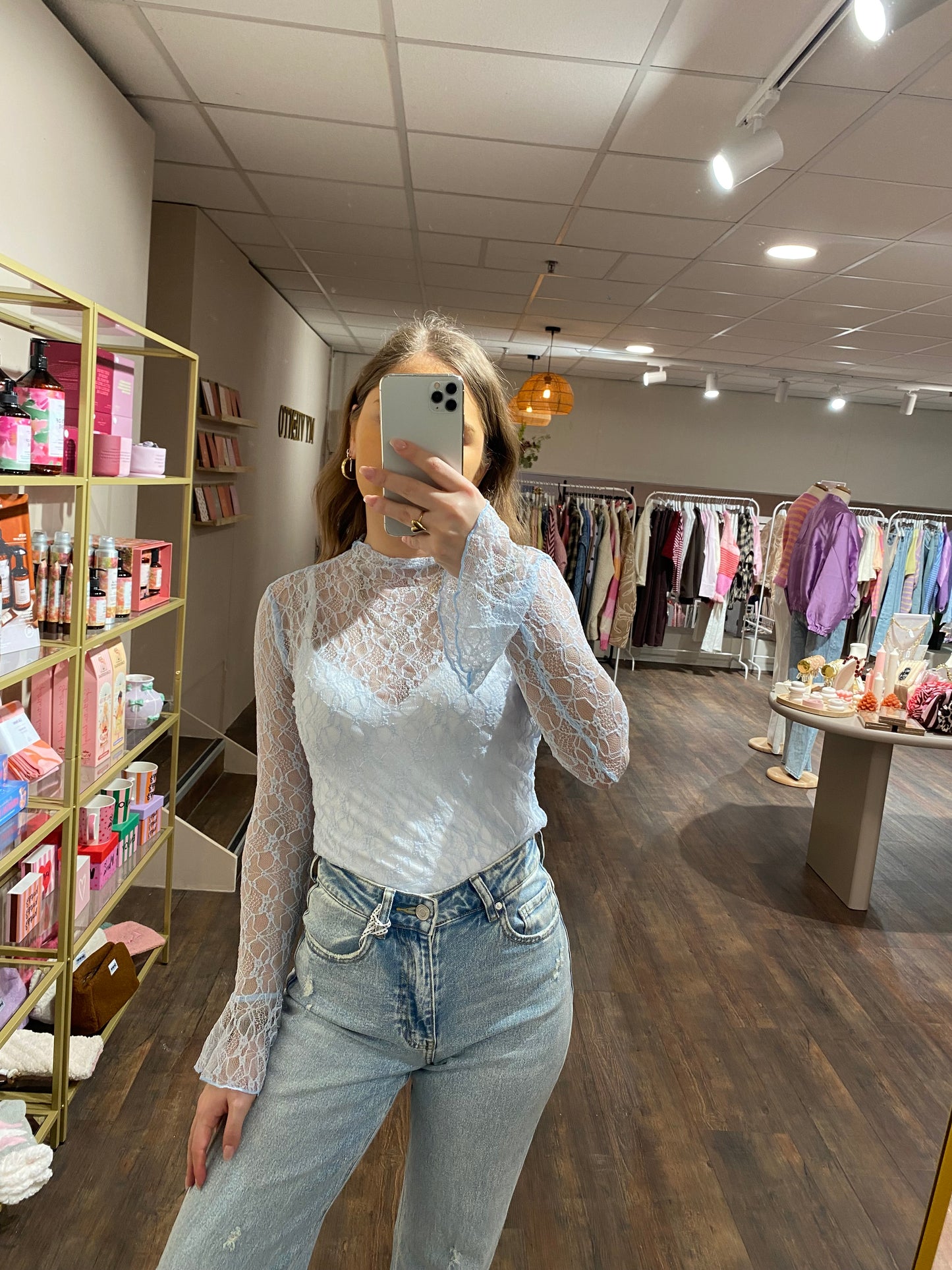 Trendy lichtblauwe top van kant met flare mouw