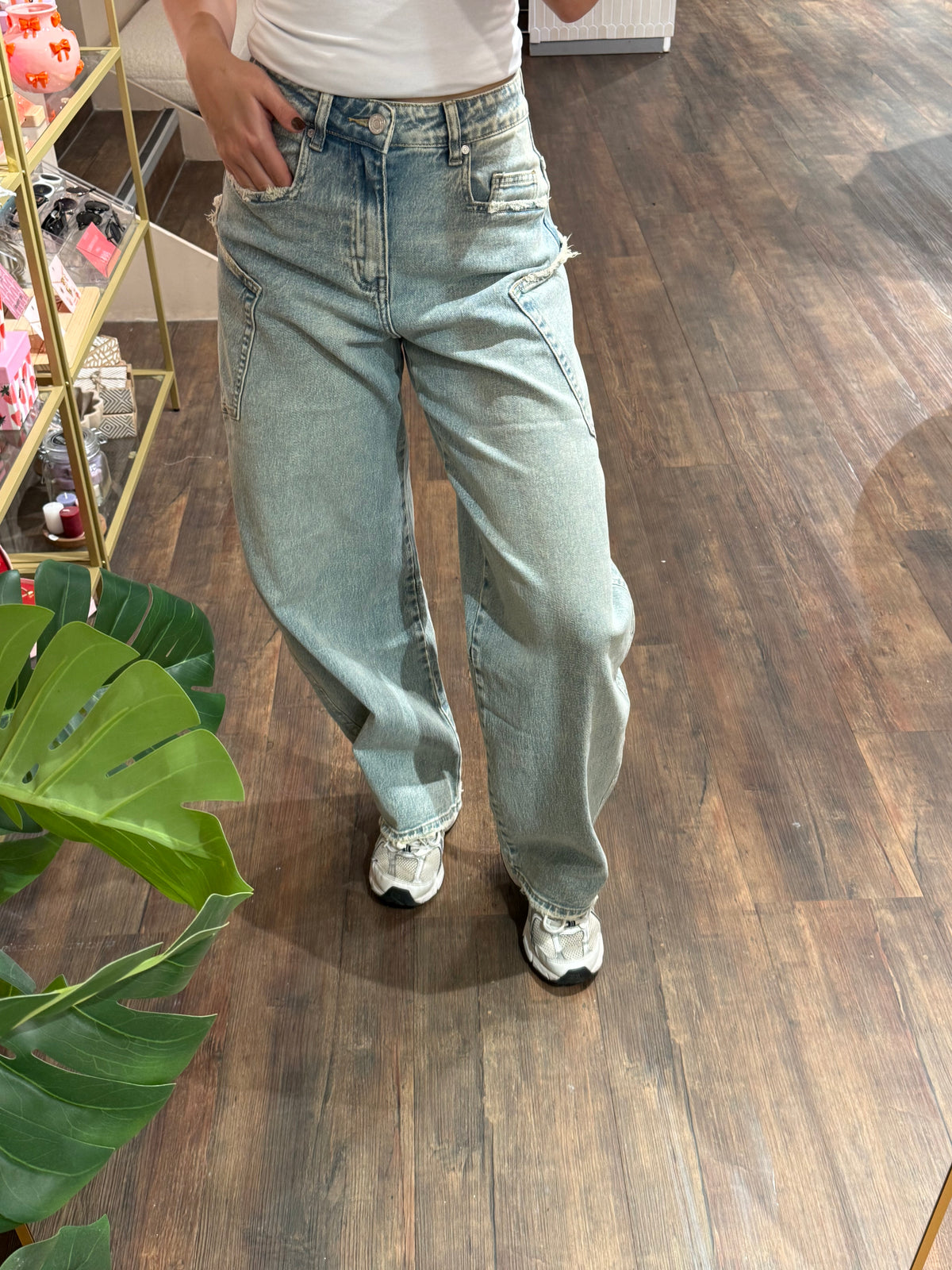 Lichtblauwe jeans die casual en chic te stylen is.