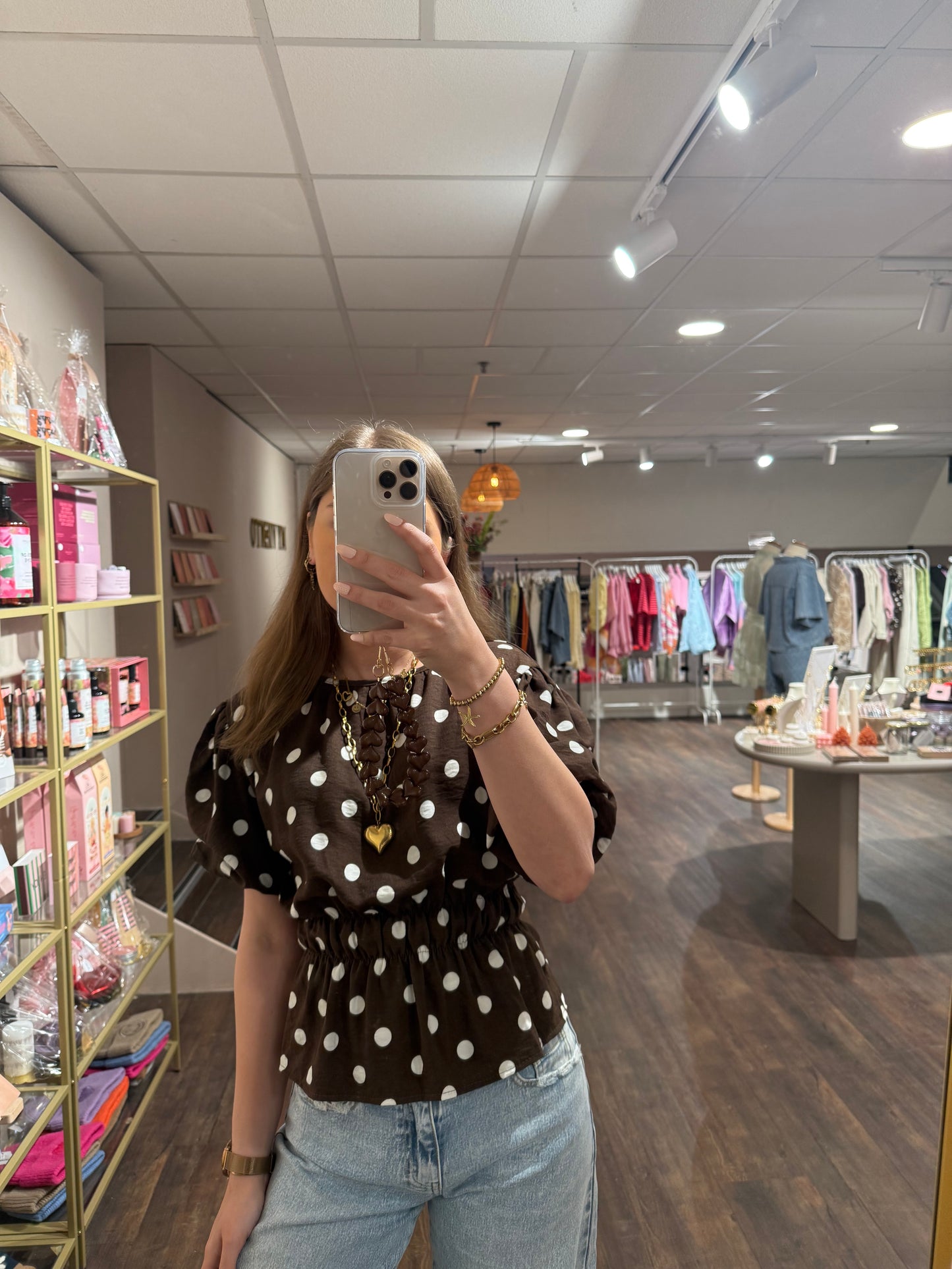 Stijlvolle bruine top met witte dots.
