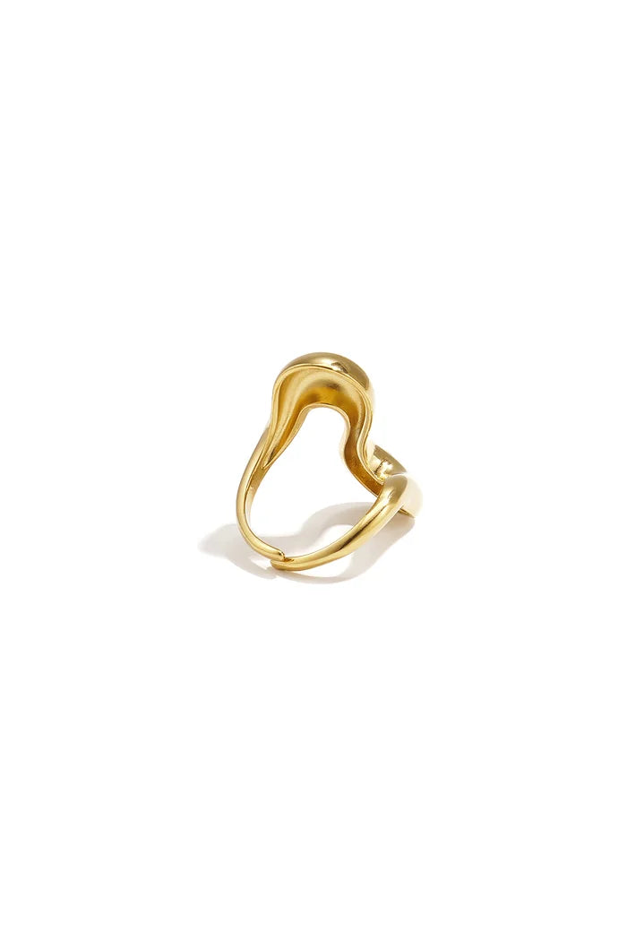 Wavy statementring goud