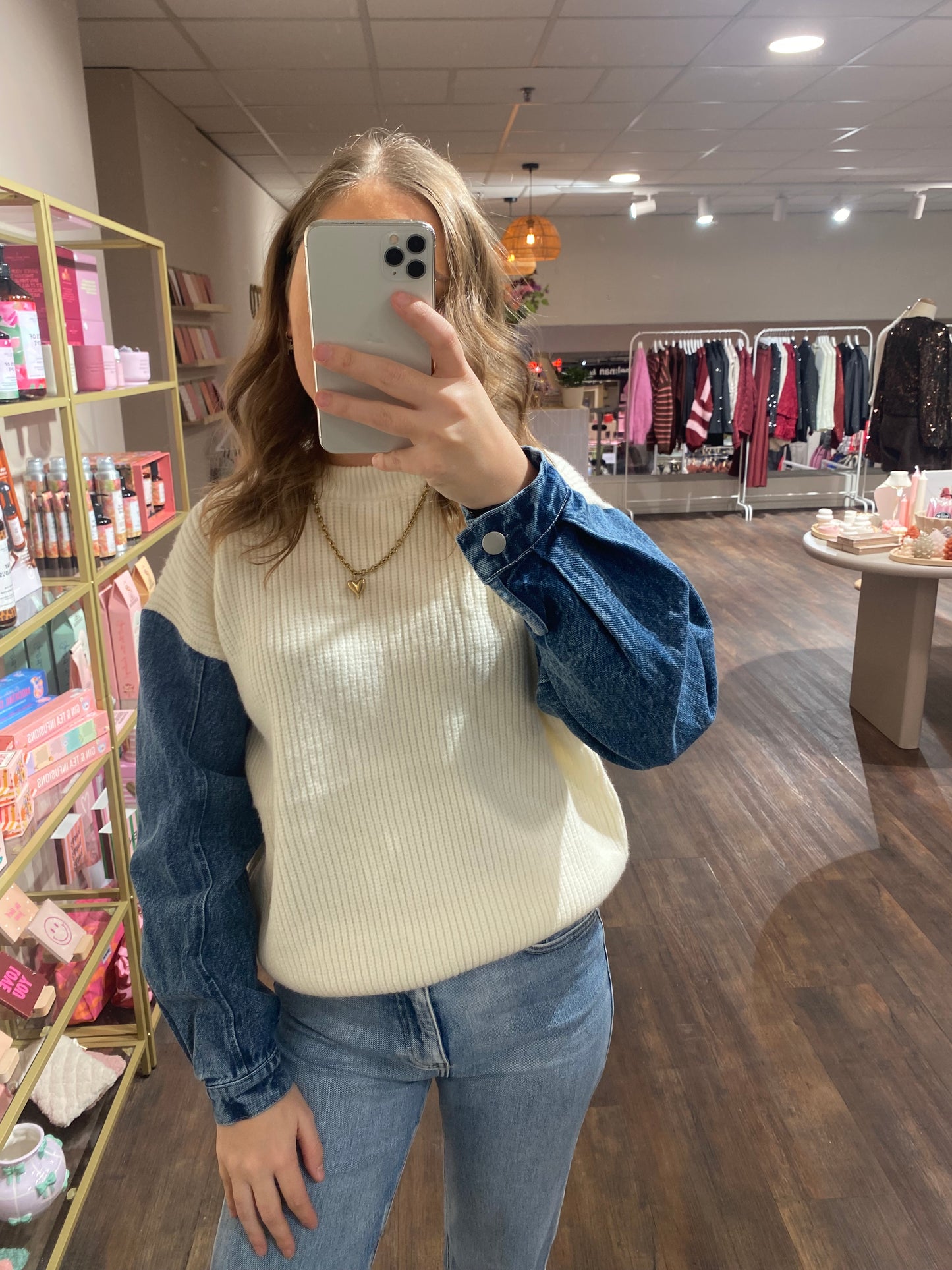 Witte knit sweater met jeansmouwen, trendy en comfortabel.