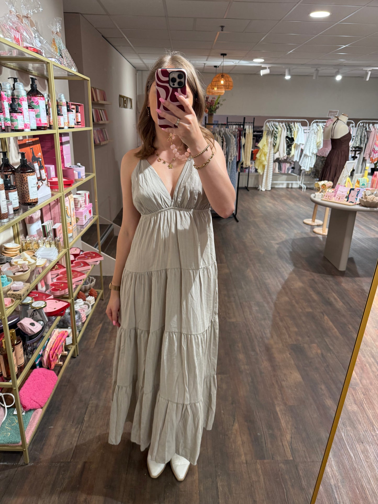 Comfortabele lange jurk in taupe kleur