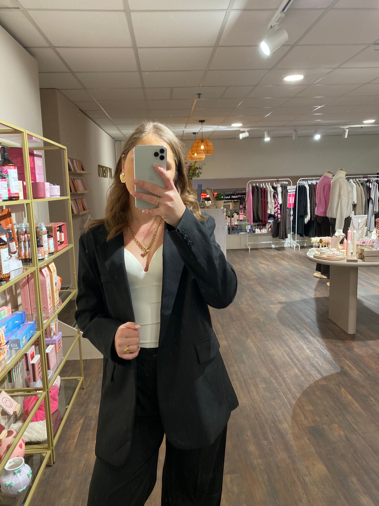 Klassieke zwarte blazer met schoudervulling voor een mooie pasvorm.