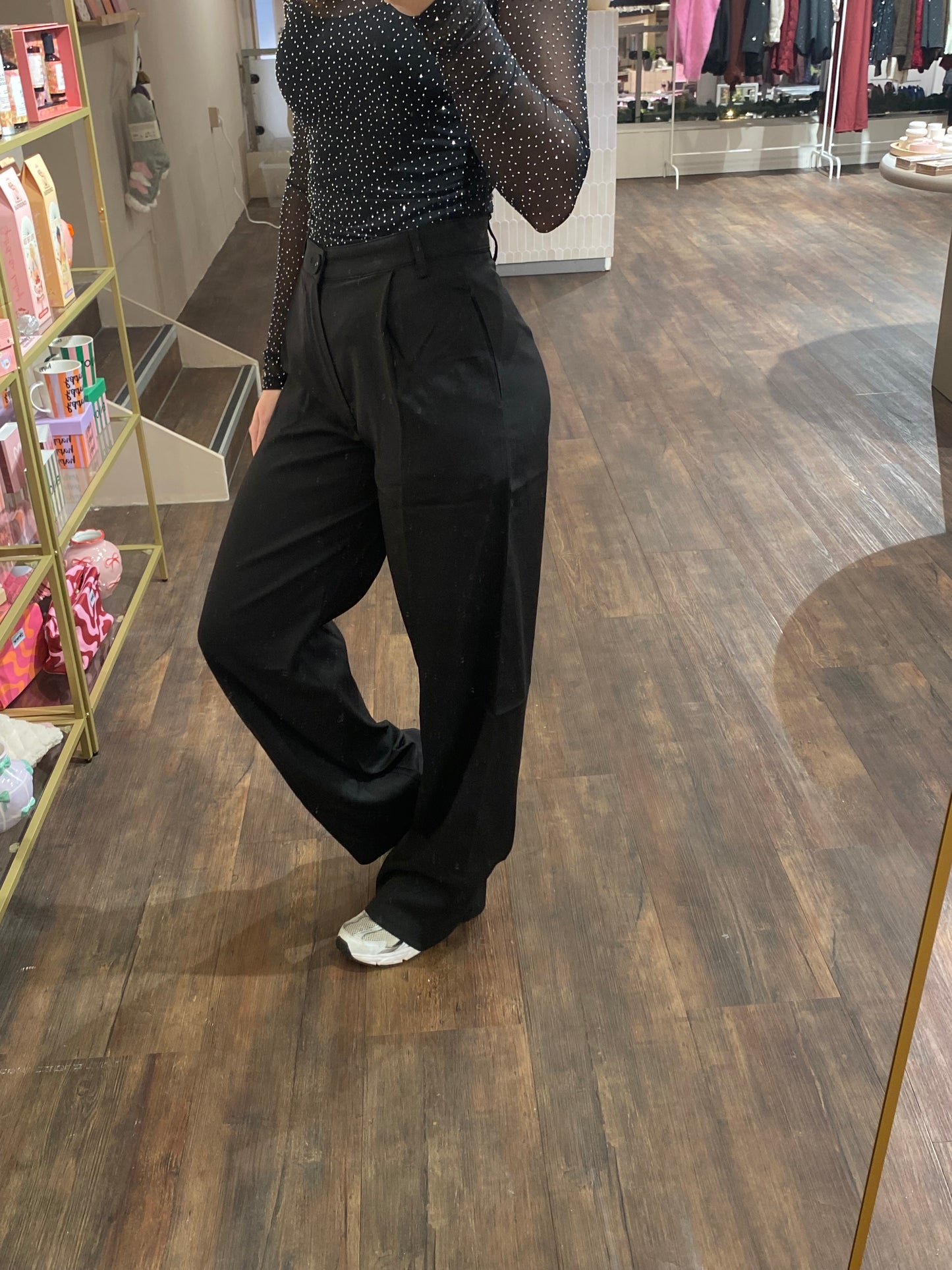 Zwarte damespantalon met wide leg pasvorm.