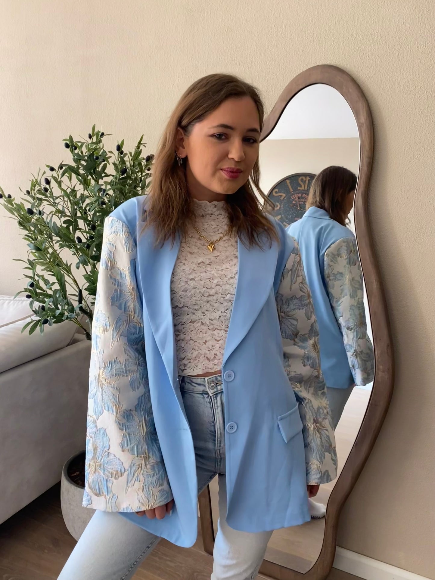 Lichtblauwe damesblazer met jacquard mouwen, perfect voor een chique look