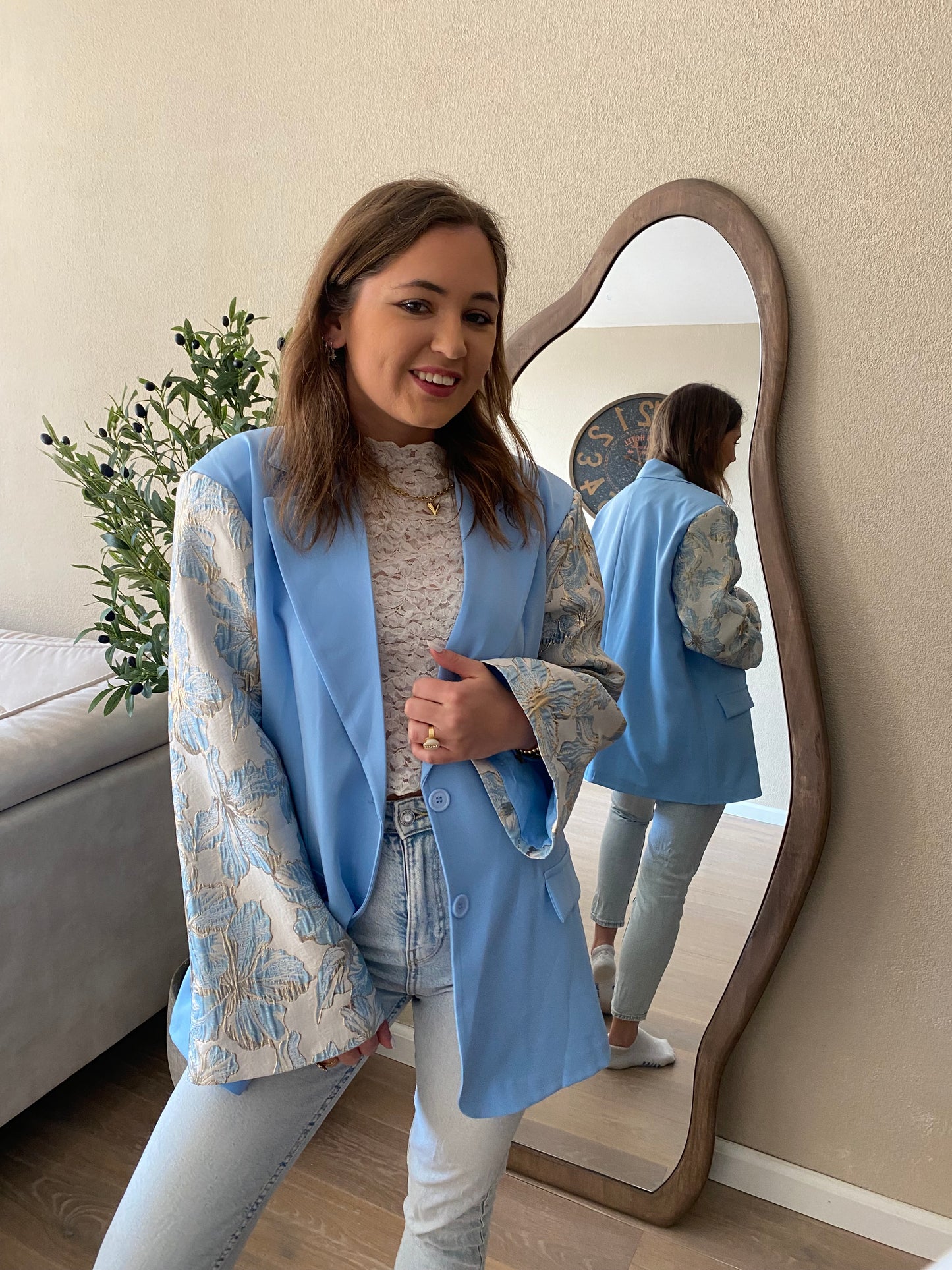 Elegante lichtblauwe blazer met bloemenprint mouwen