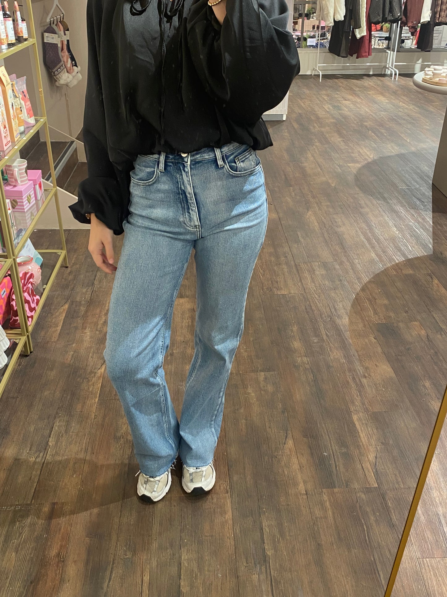 Comfortabele dames jeans in mid blue denim, flatterende pasvorm.