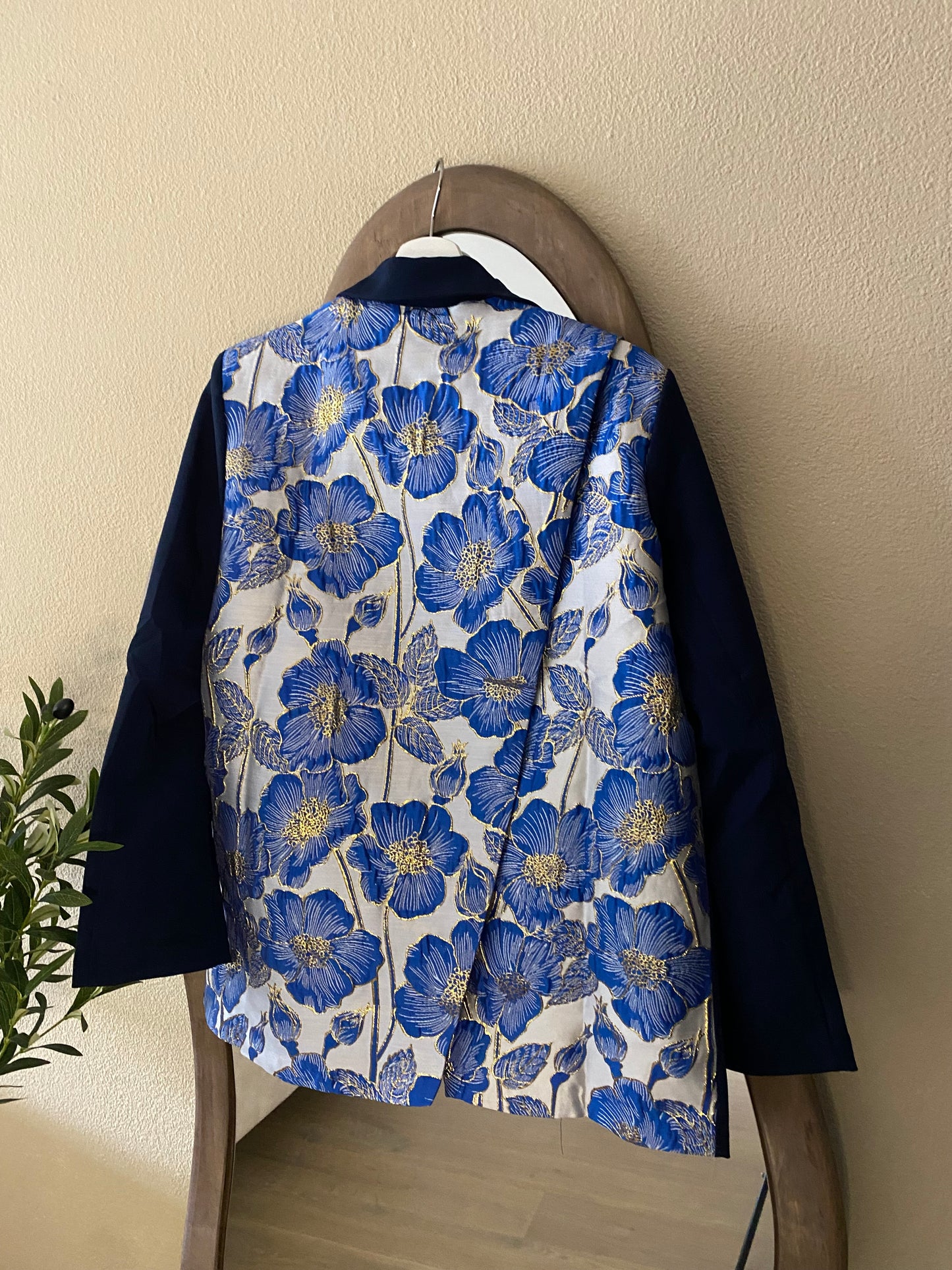 Jacquard rugdetail met verfijnd patroon – luxe afwerking van trendy blazer.