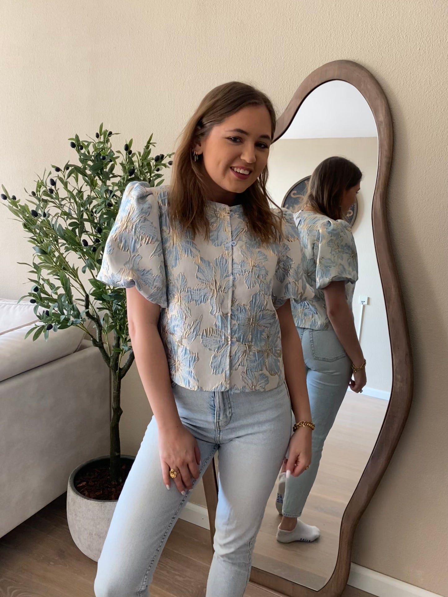 Jacquard top gecombineerd met jeans – casual maar stijlvol.