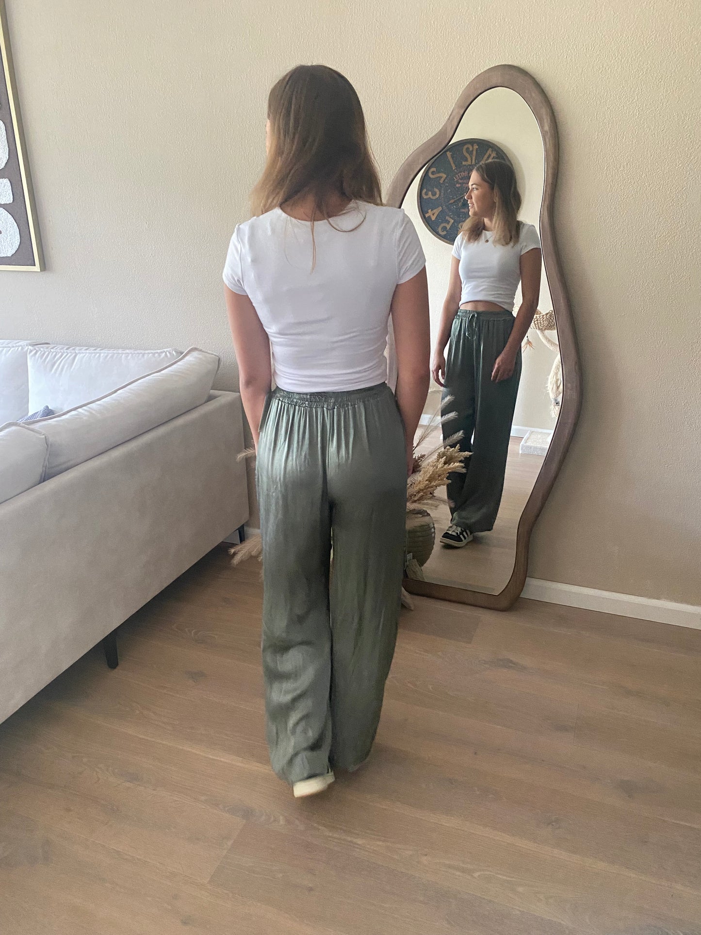 Satijnen dames trousers met flowy fit – olijfgroen