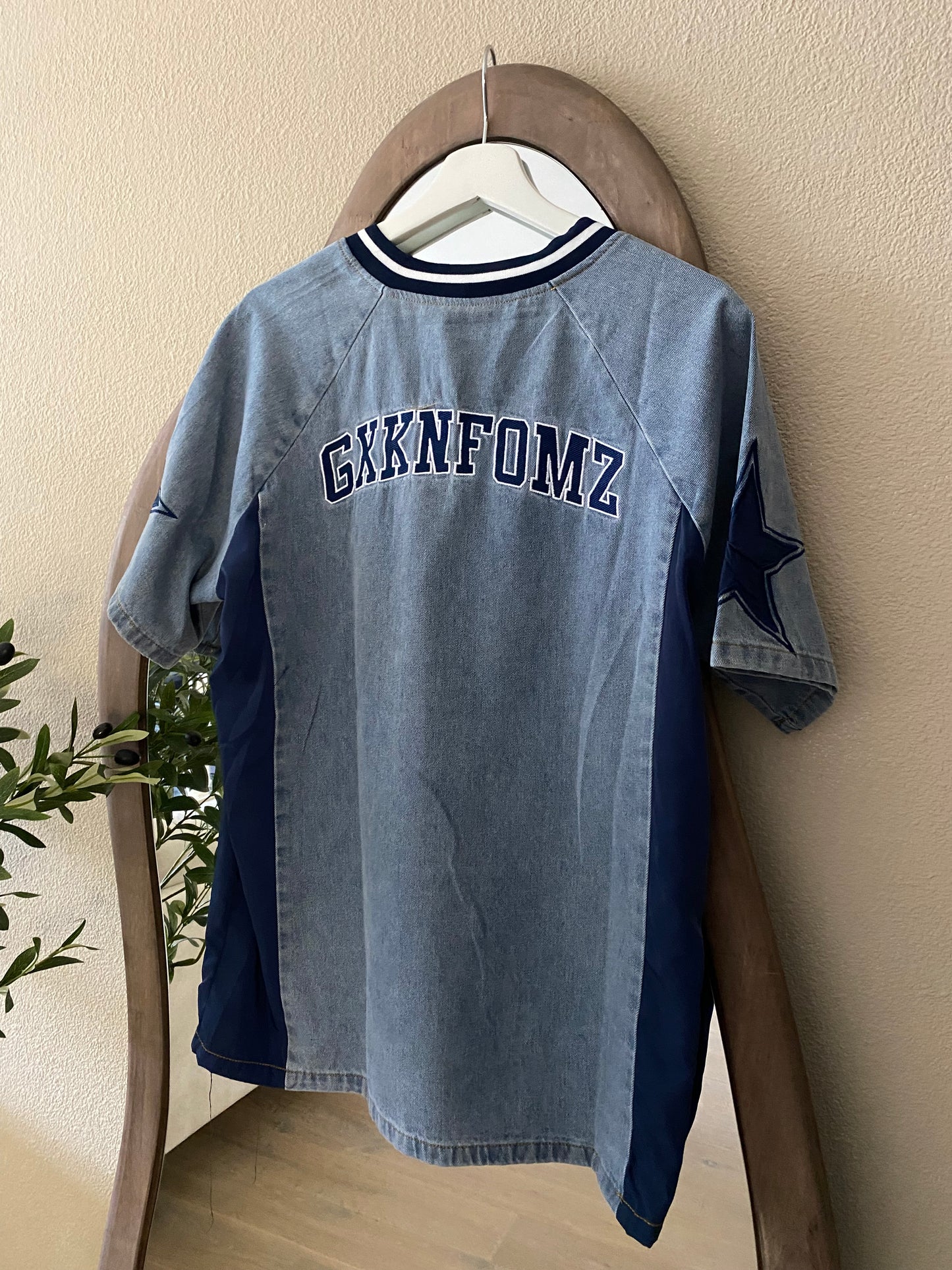 Luchtige denim jersey met casual fit – ideaal voor festivals en zomerdagen.