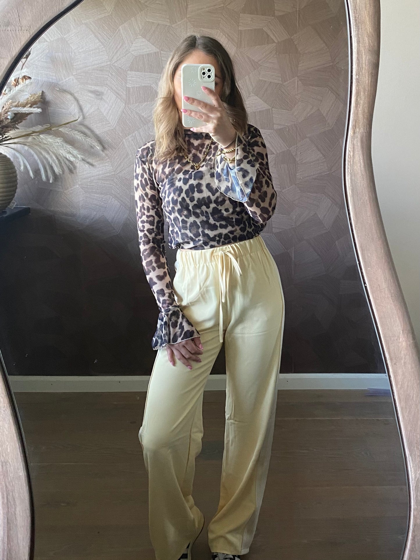 Trendy mesh top met panterprint en uitlopende mouwen met botergele jogger pantalon met witte strepen