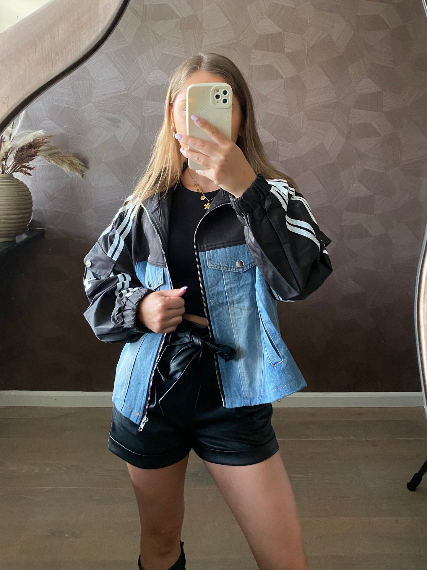 Model draagt zwart met spjiker jasje als outfit statement