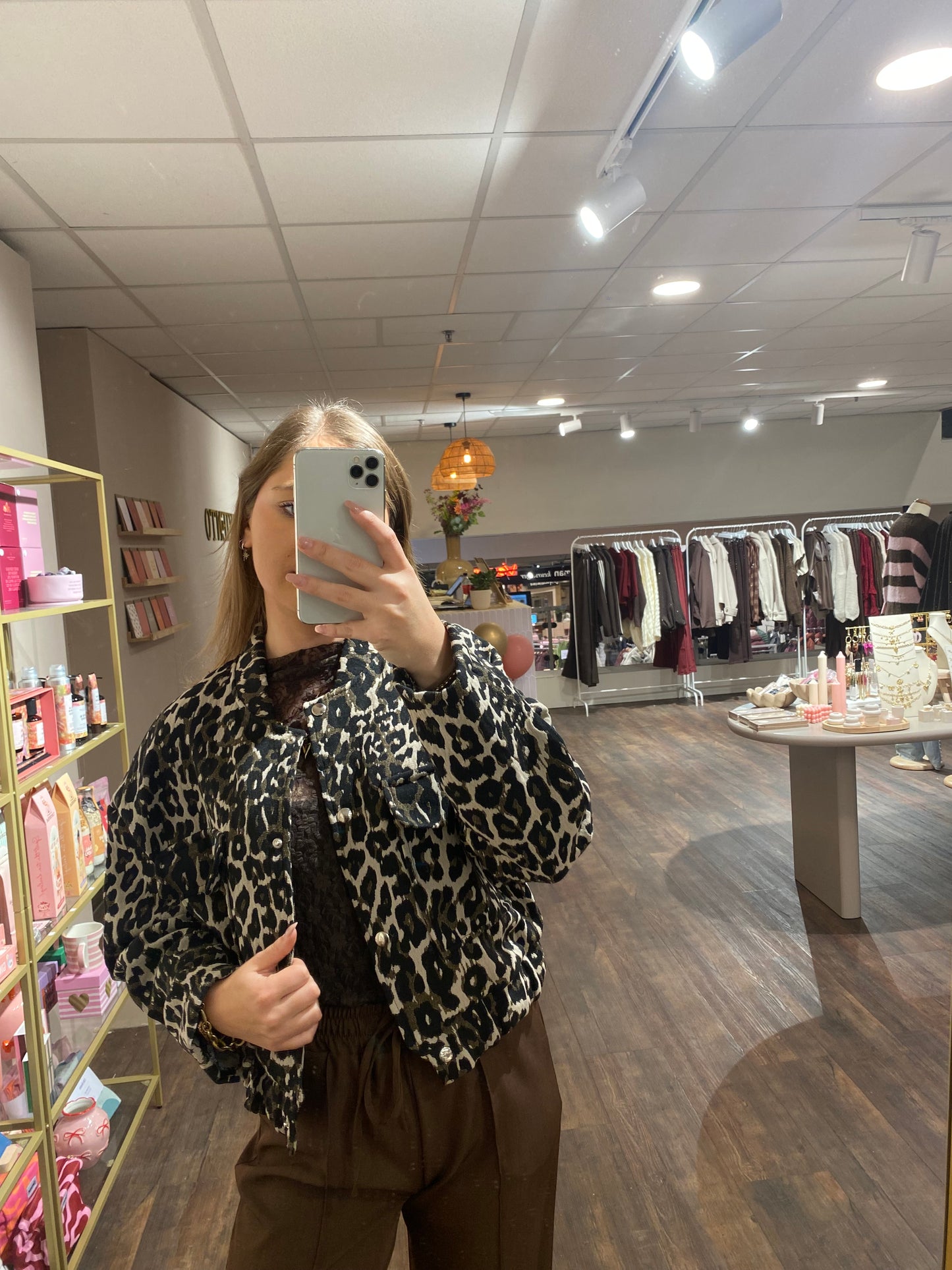 Elegant leopard blazer jasje met subtiele knoopdetails.