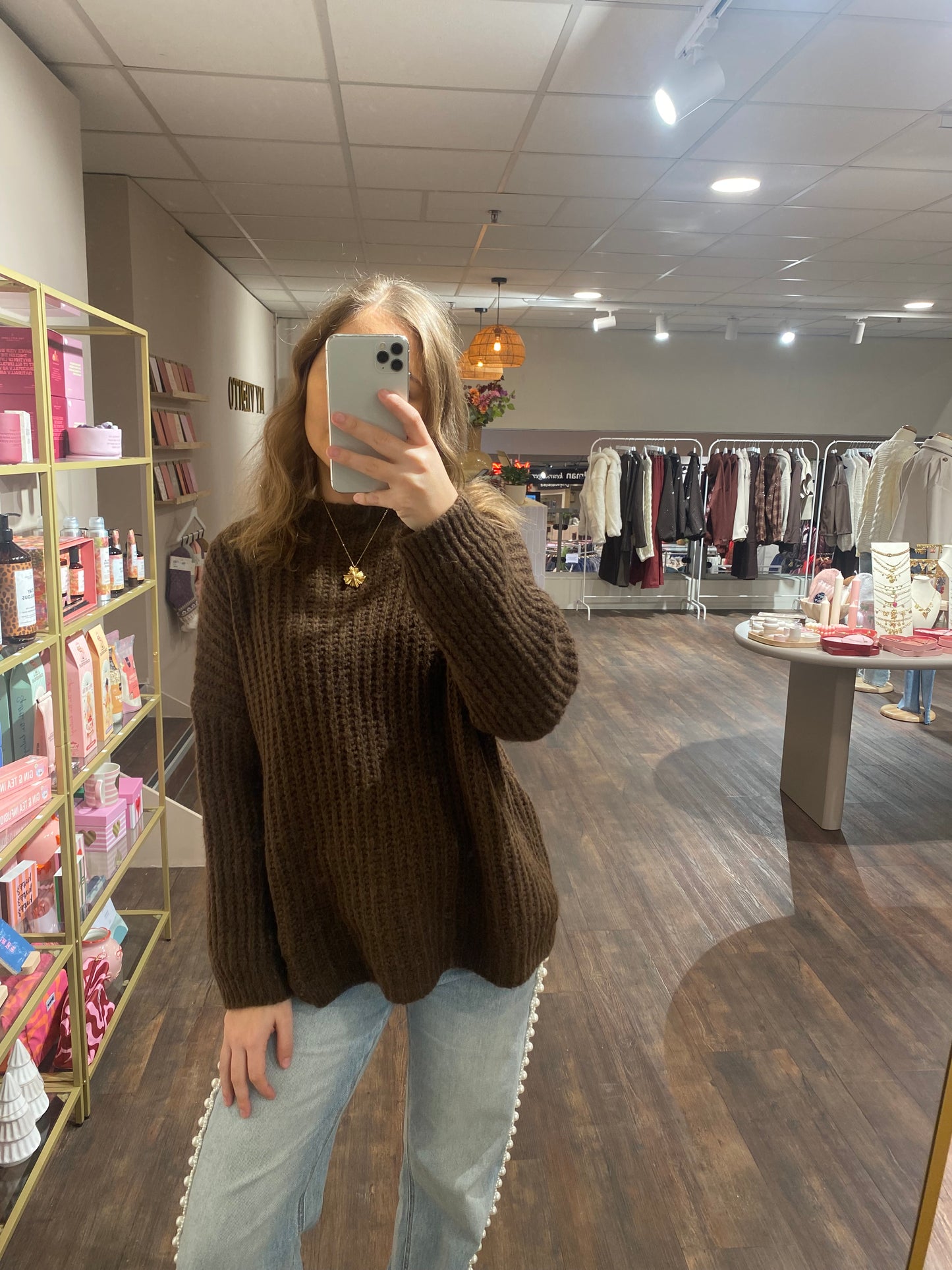 Zachte knit in chocoladebruin, perfecte basic voor elke outfit.