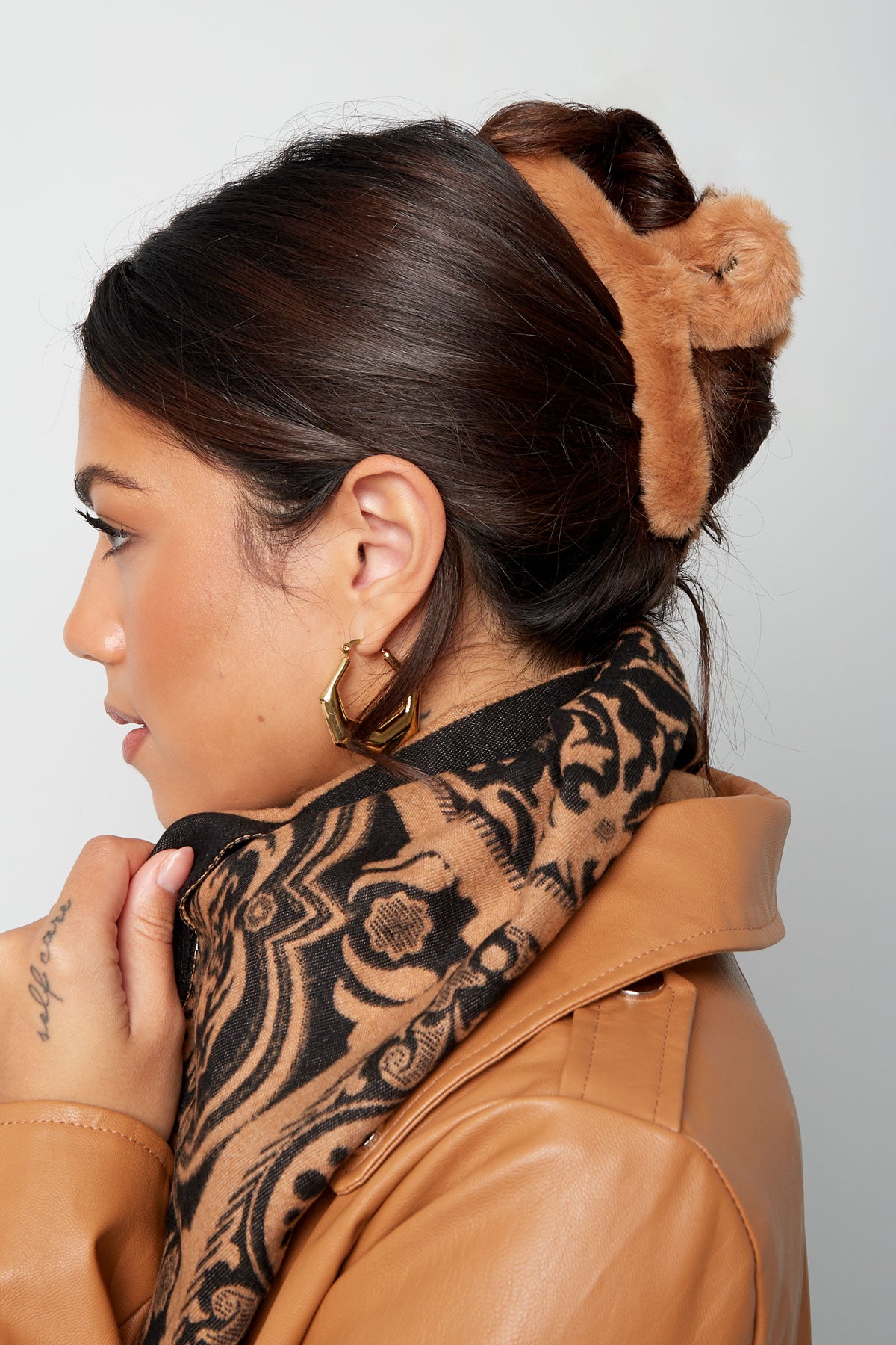 Fluffy haarklip beige