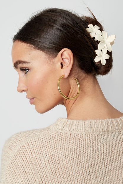Haarklem met grote bloemen creme beige
