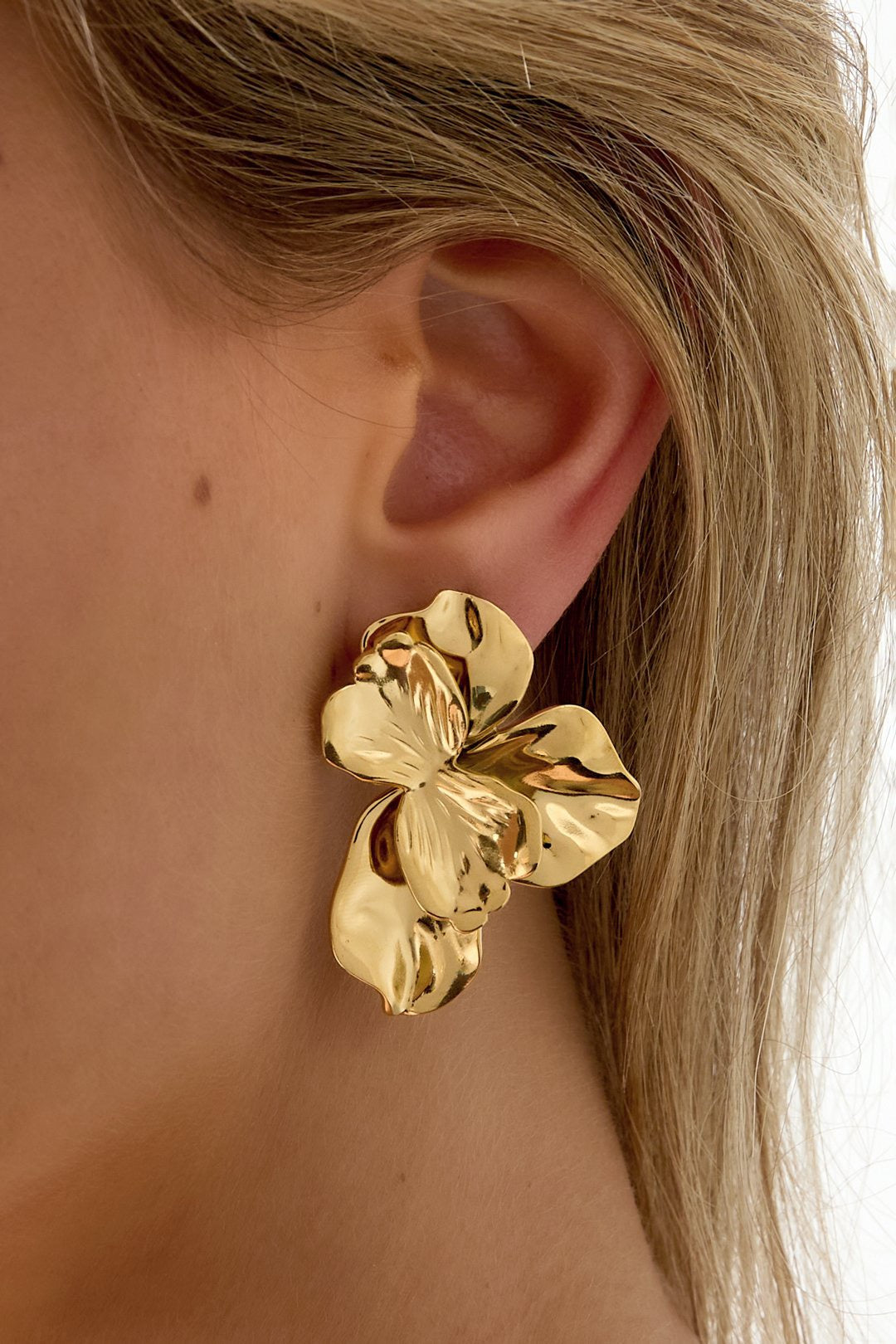 Bloemmotief oorbellen goud