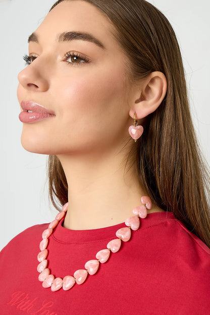 Roze hartvormige kralen oorbellen goud