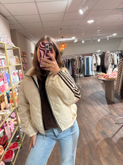 Nina - creme gewatteerde jas met strepen
