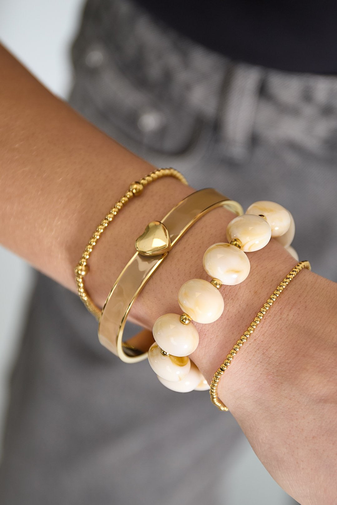 Elastieke kralenarmband met grote kralen gebroken wit