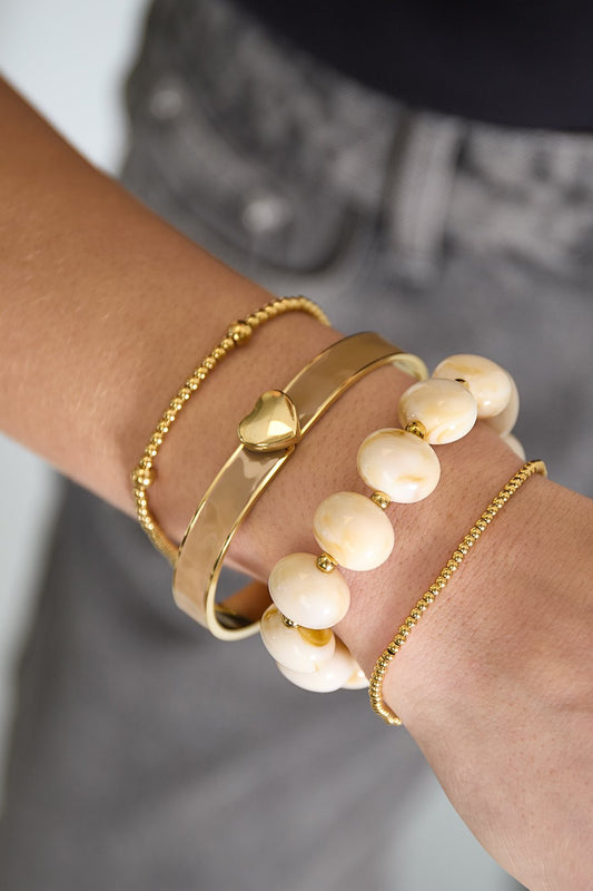 Elastieke kralenarmband met grote kralen gebroken wit