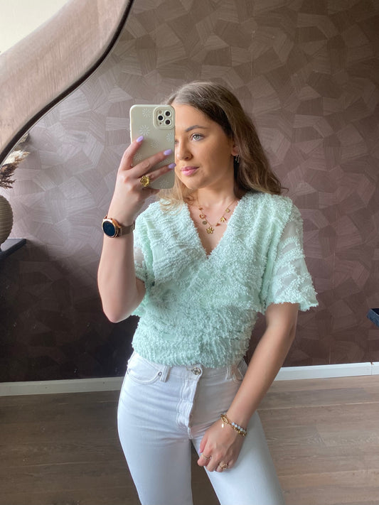 Amira - mintgroene blouse met v-hals